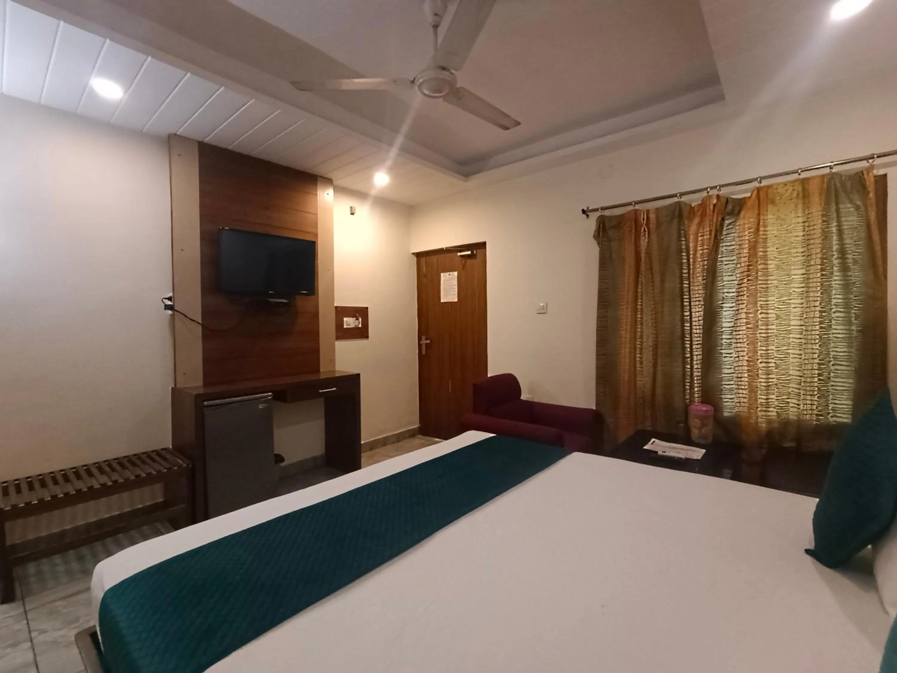 TV and multimedia, Bed in Hotel Ganga Azure@ Har Ki Pauri Road