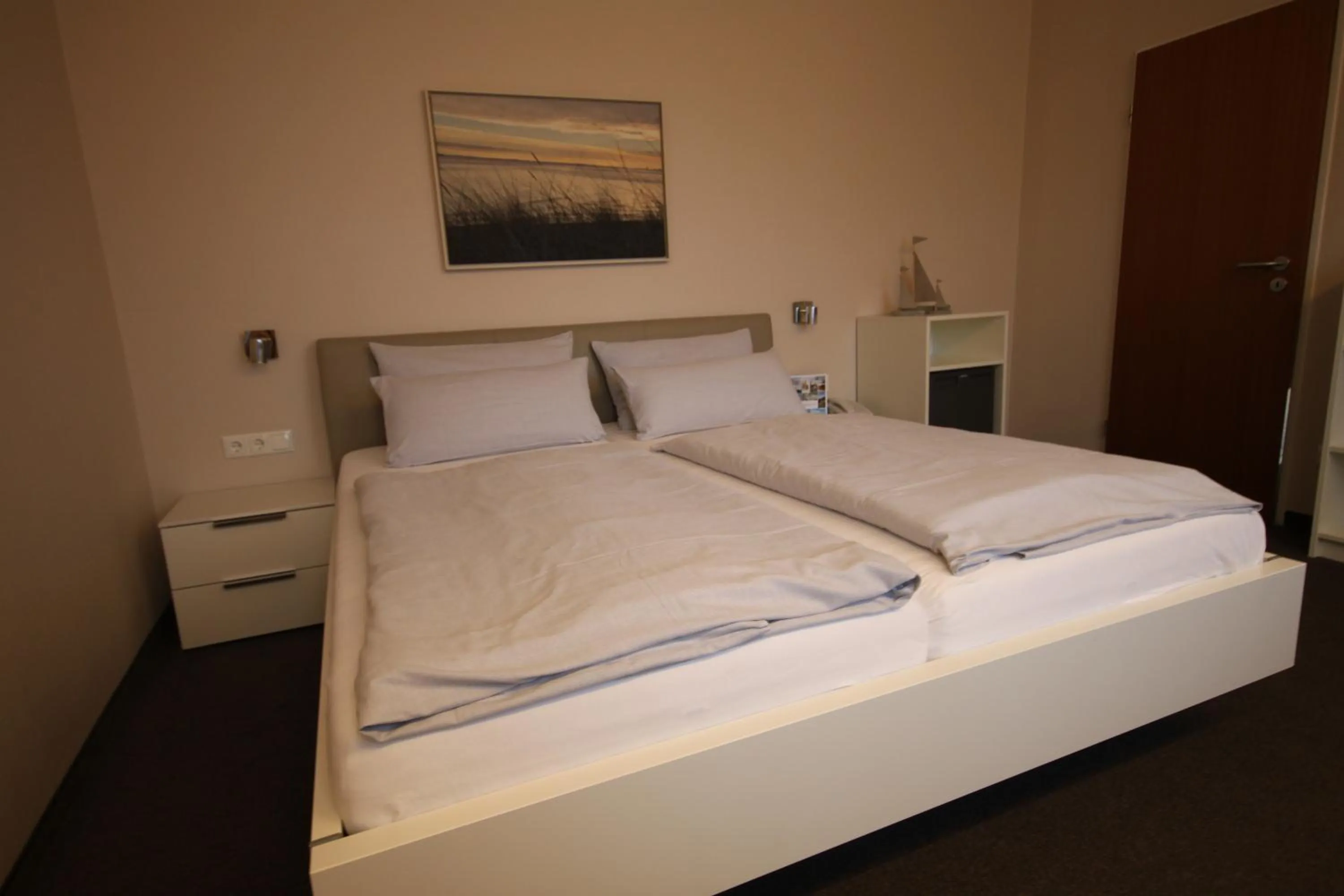 Photo of the whole room, Bed in Lieblingsplatz Hotel Seedeich