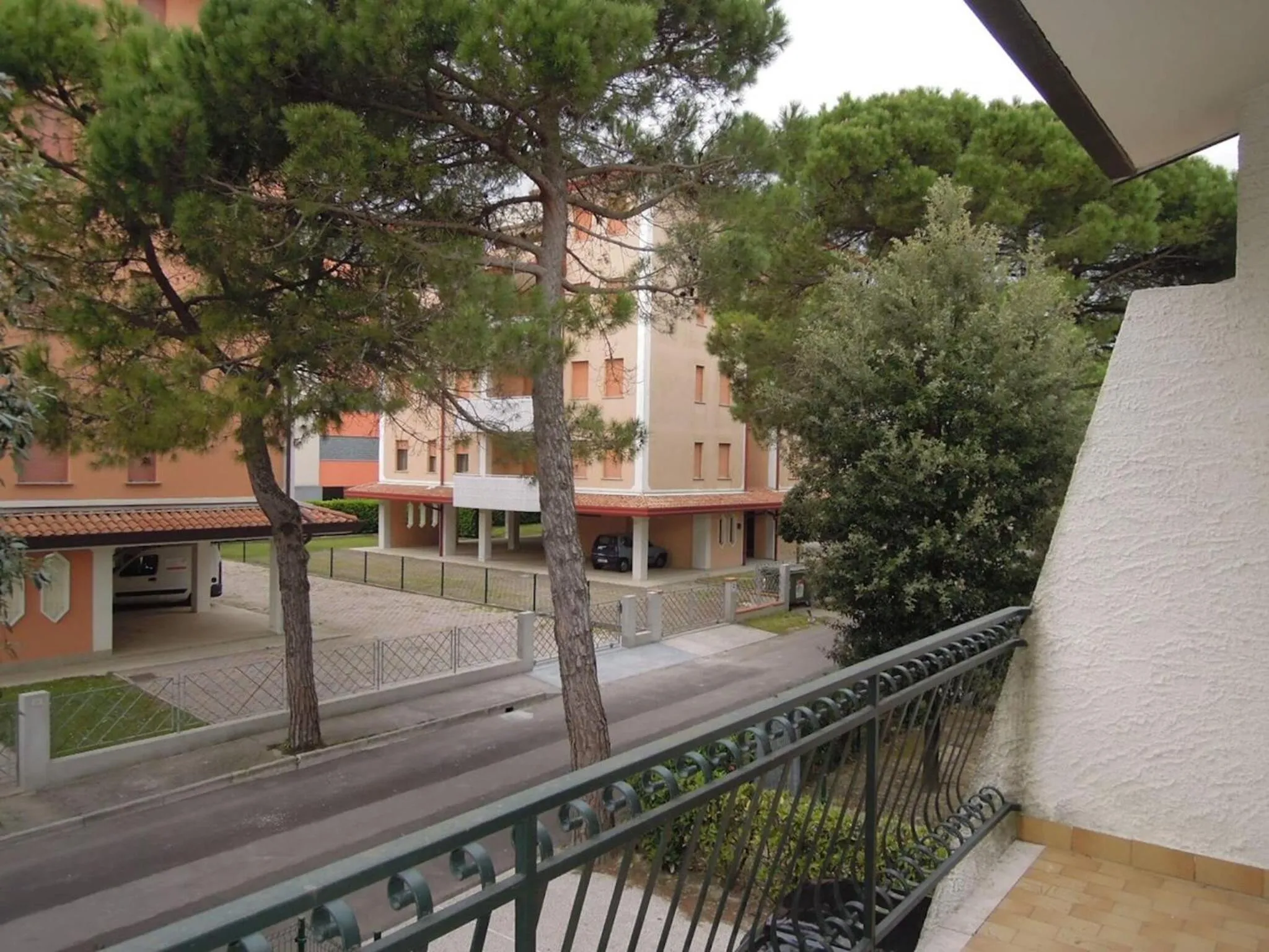 Cozy flat with private garden next to the sea