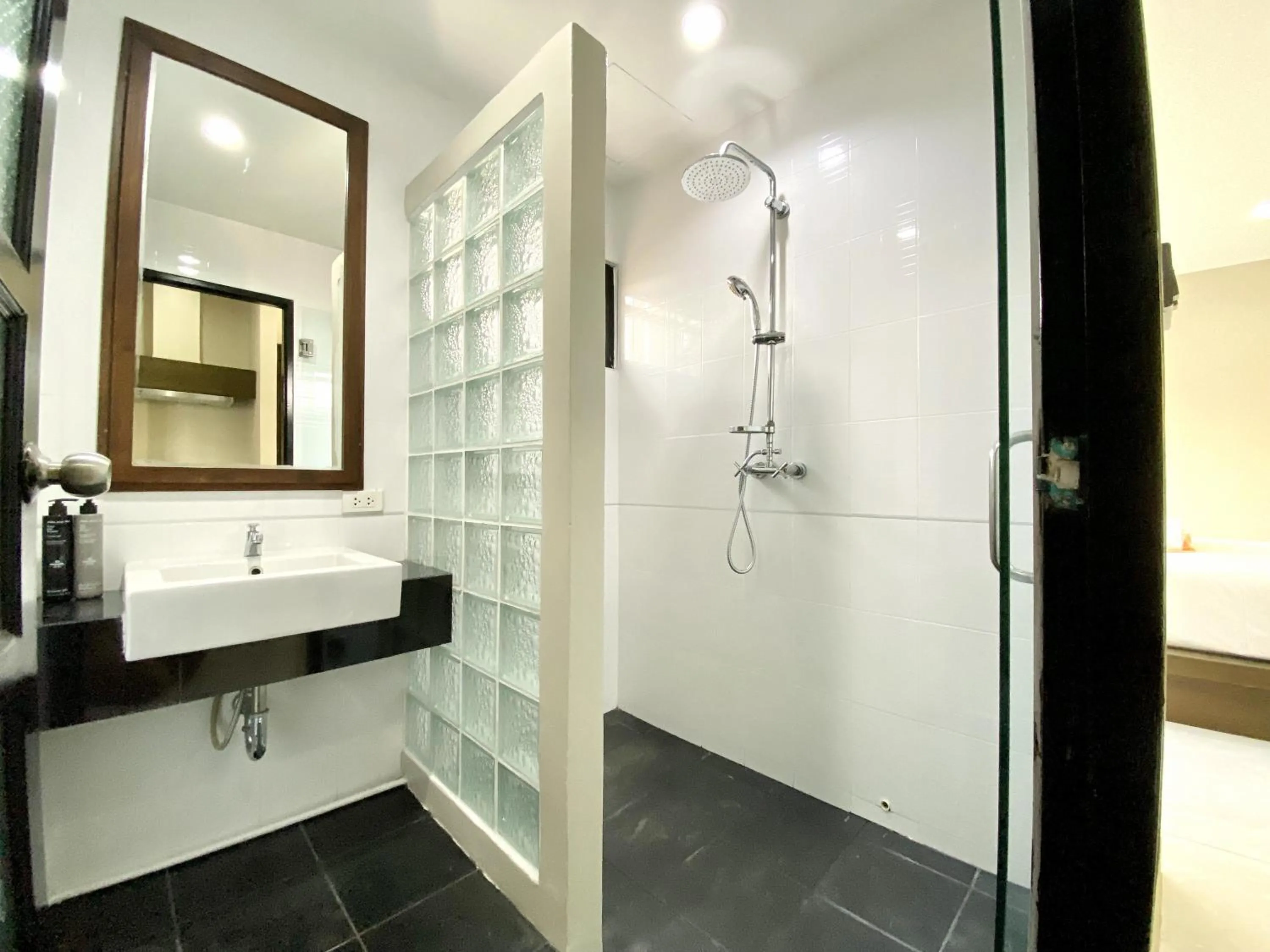 Shower in Mamatel boutique