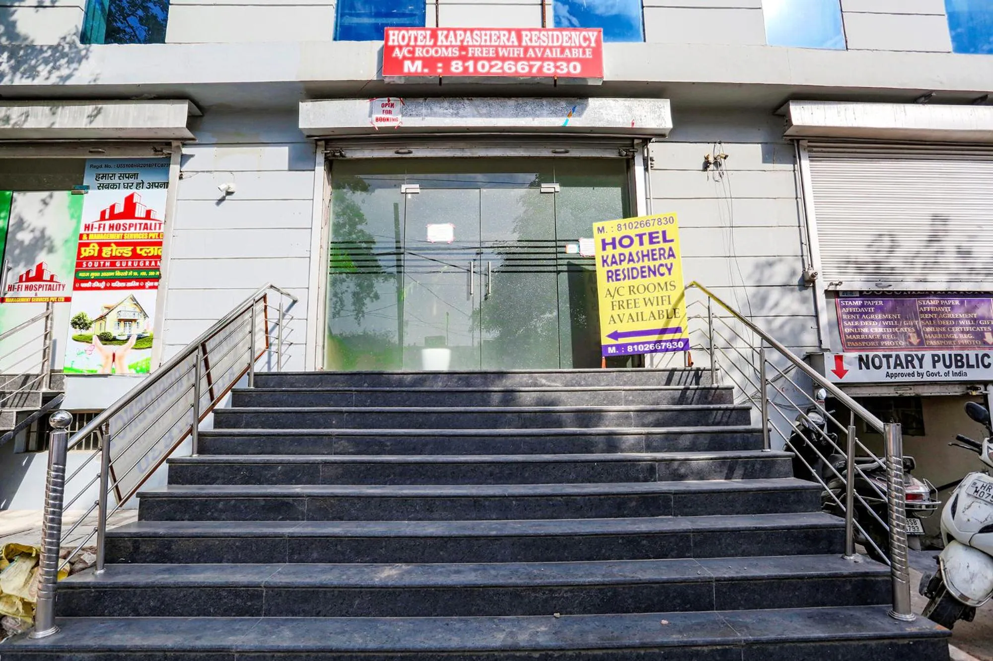 Facade/entrance in Via Kapashera Residency