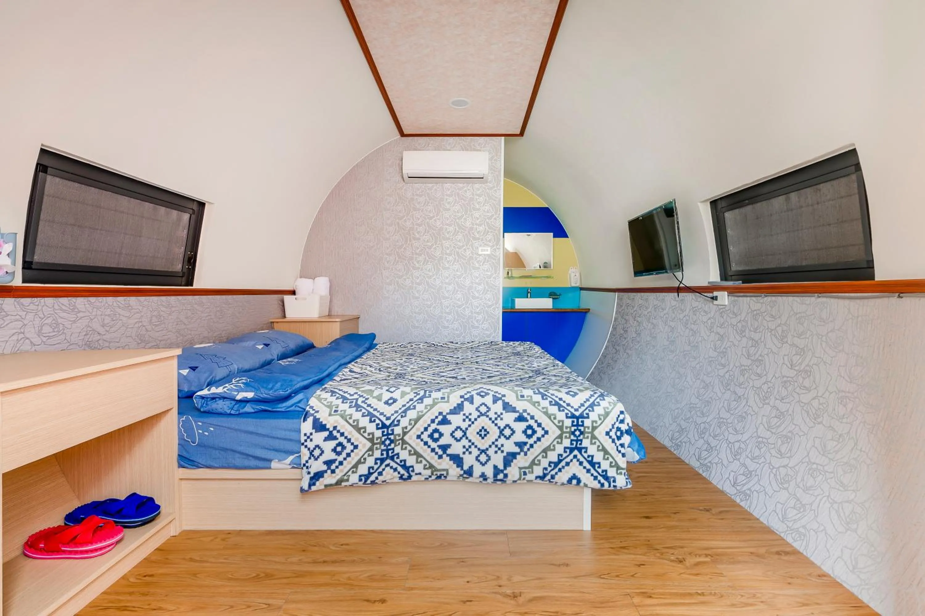 Photo of the whole room, Bed in Shen-Lu-Ju B&B