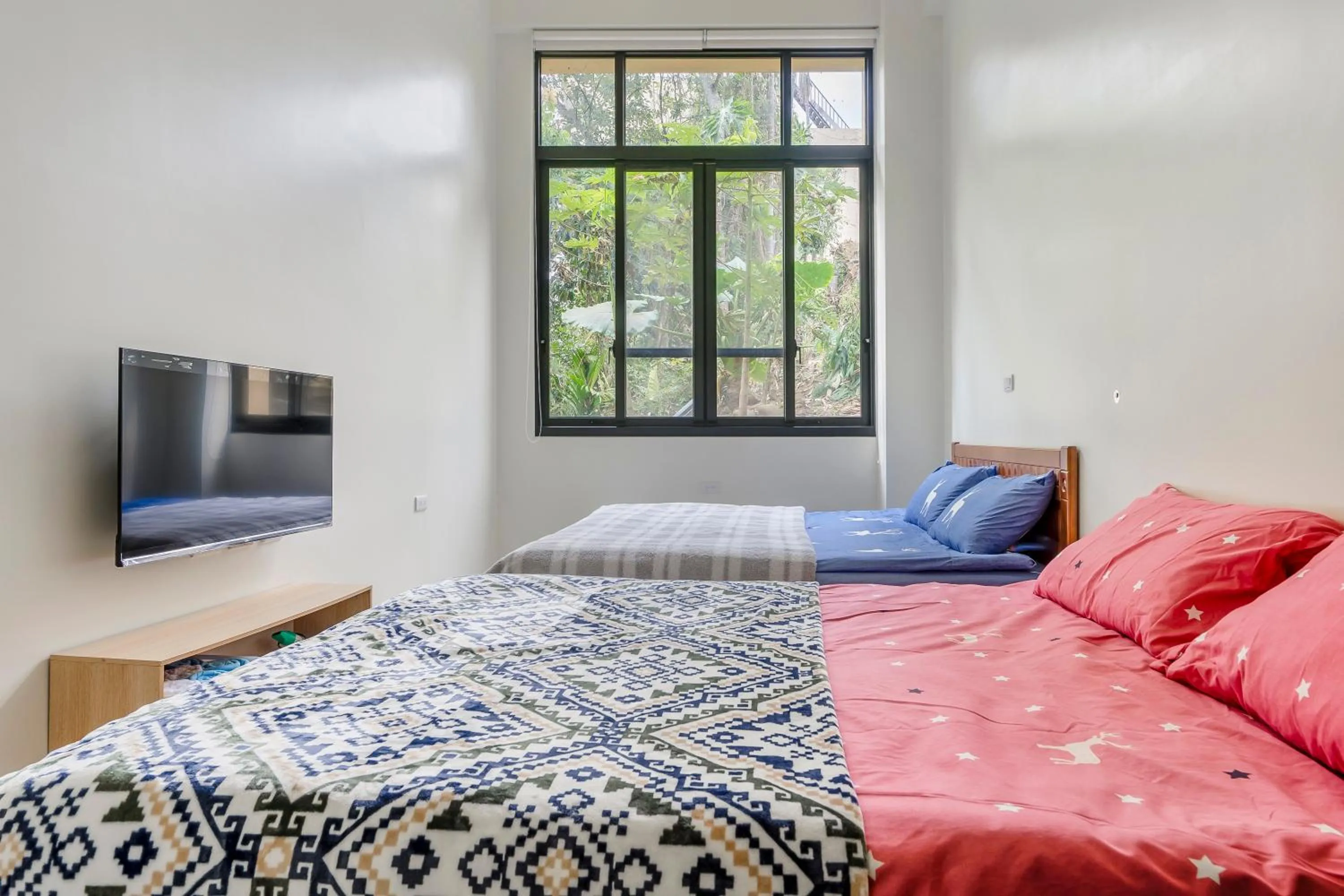 Photo of the whole room, Bed in Shen-Lu-Ju B&B