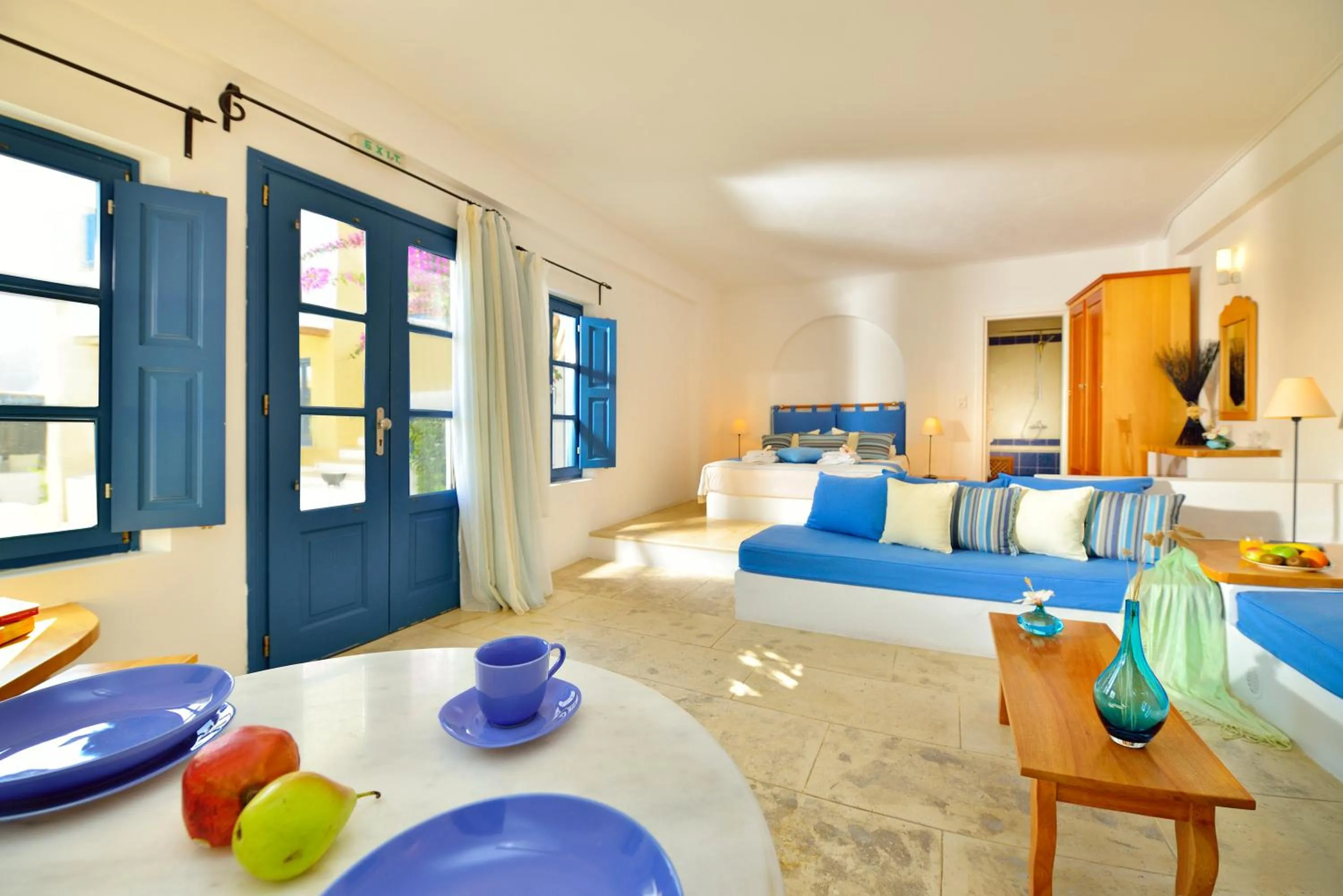 Photo of the whole room, Bed in Tamarix Del Mar Suites