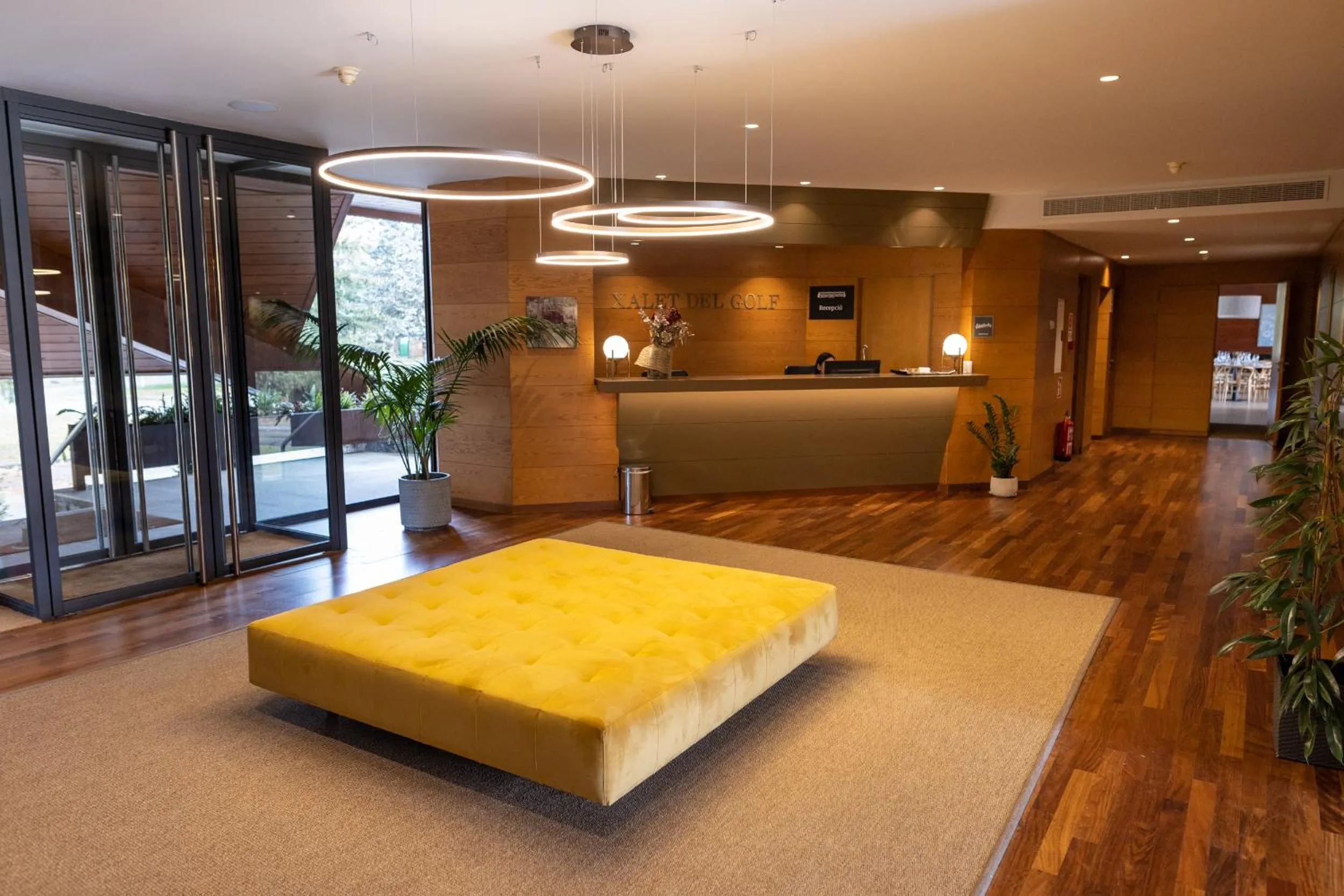 Living room, Bed in Hotel Xalet del Golf