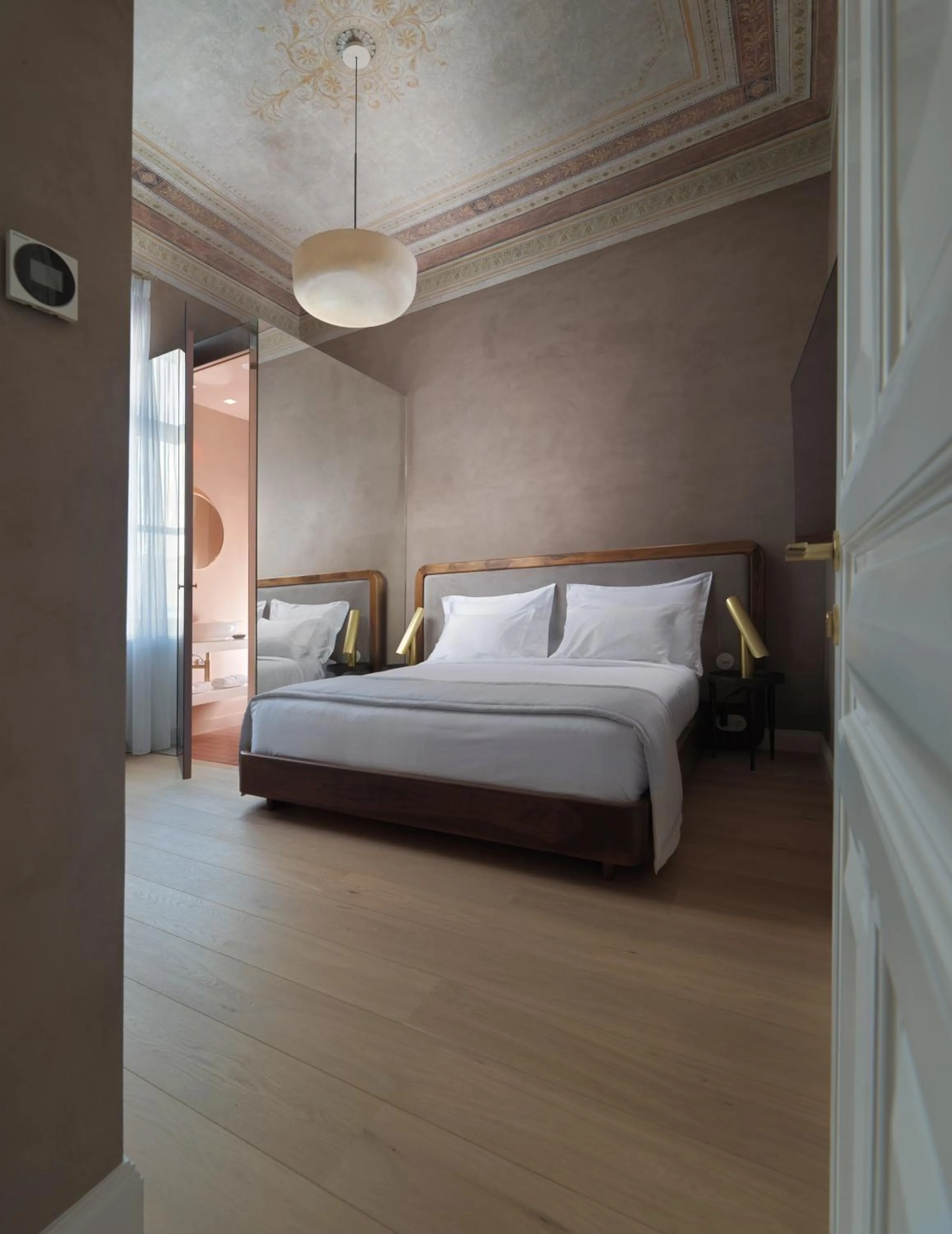 Bathroom, Bed in Monument Hotel