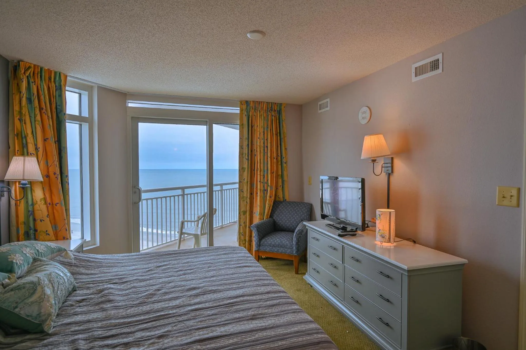 Bed in Pristine Condo Glorious Ocean View HS 11th Floor