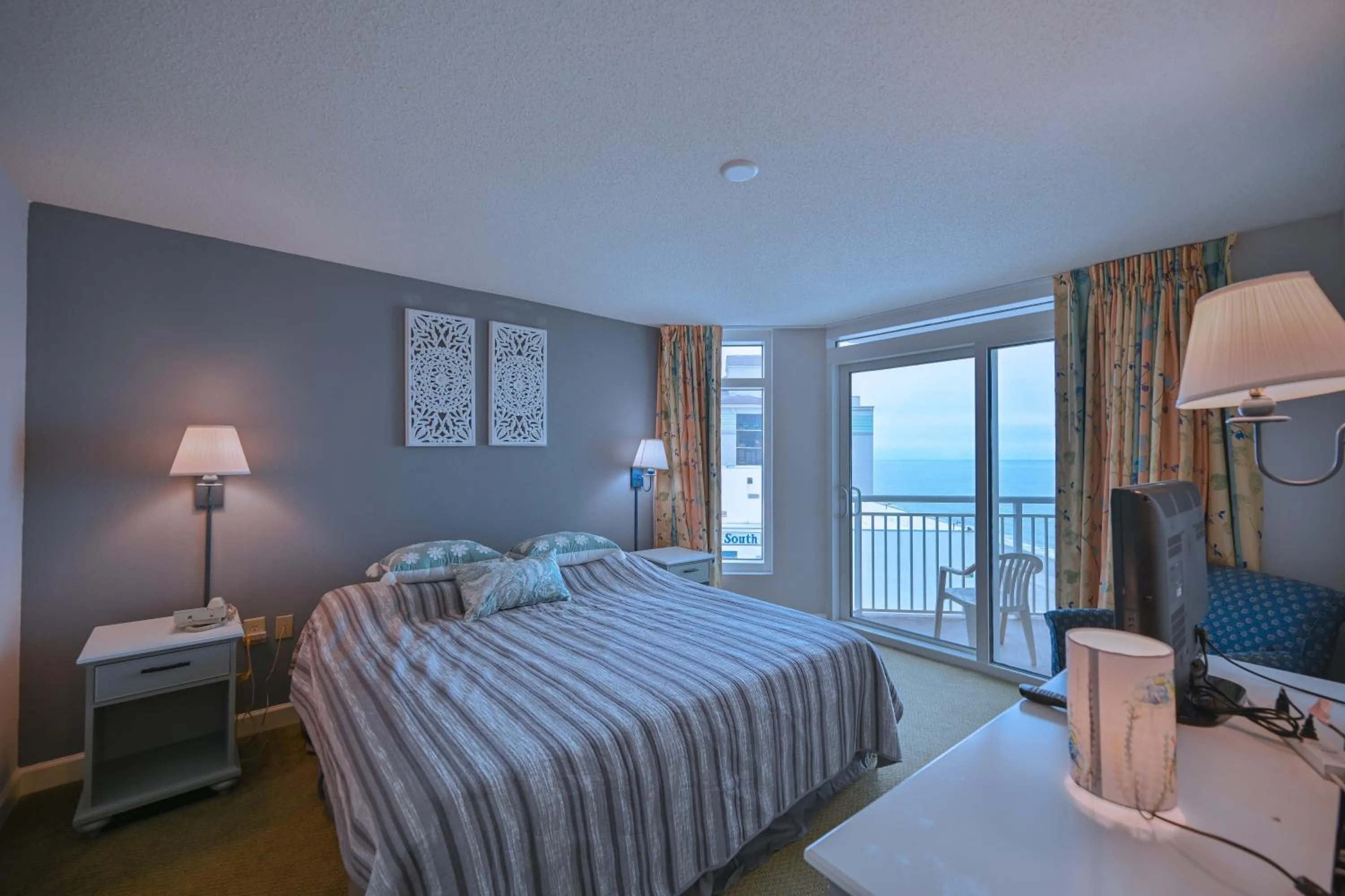 Bed in Pristine Condo Glorious Ocean View HS 11th Floor