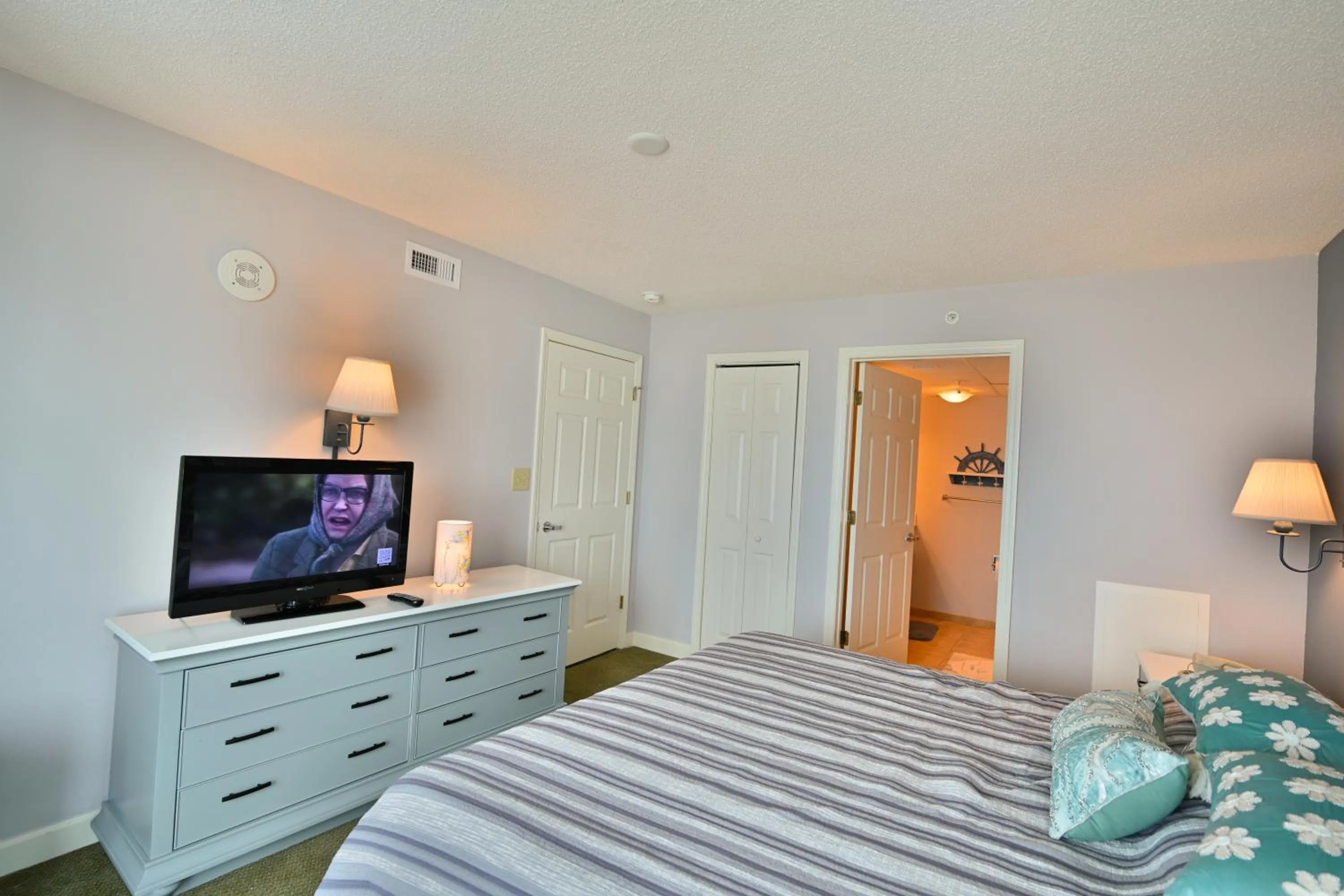 Bed in Pristine Condo Glorious Ocean View HS 11th Floor