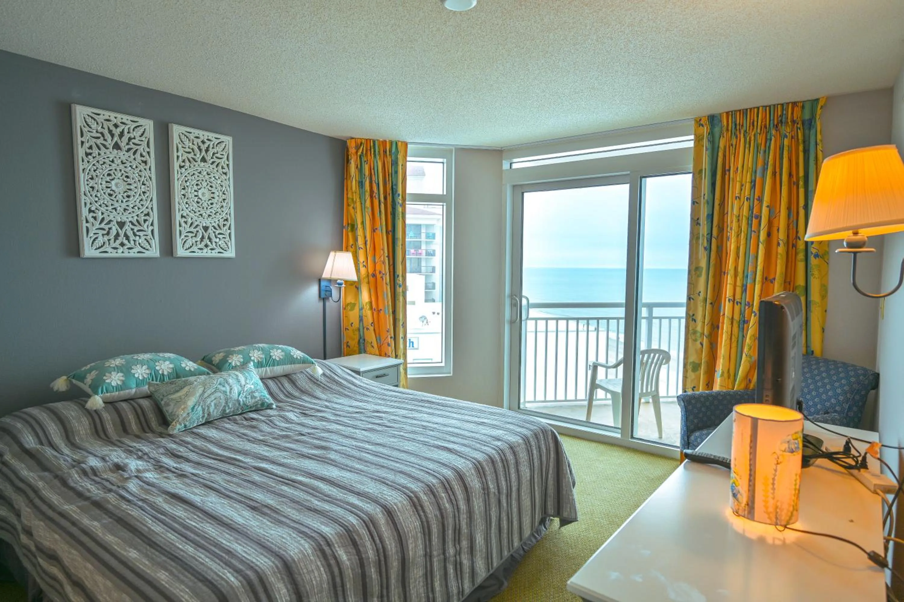 Bed in Pristine Condo Glorious Ocean View HS 11th Floor