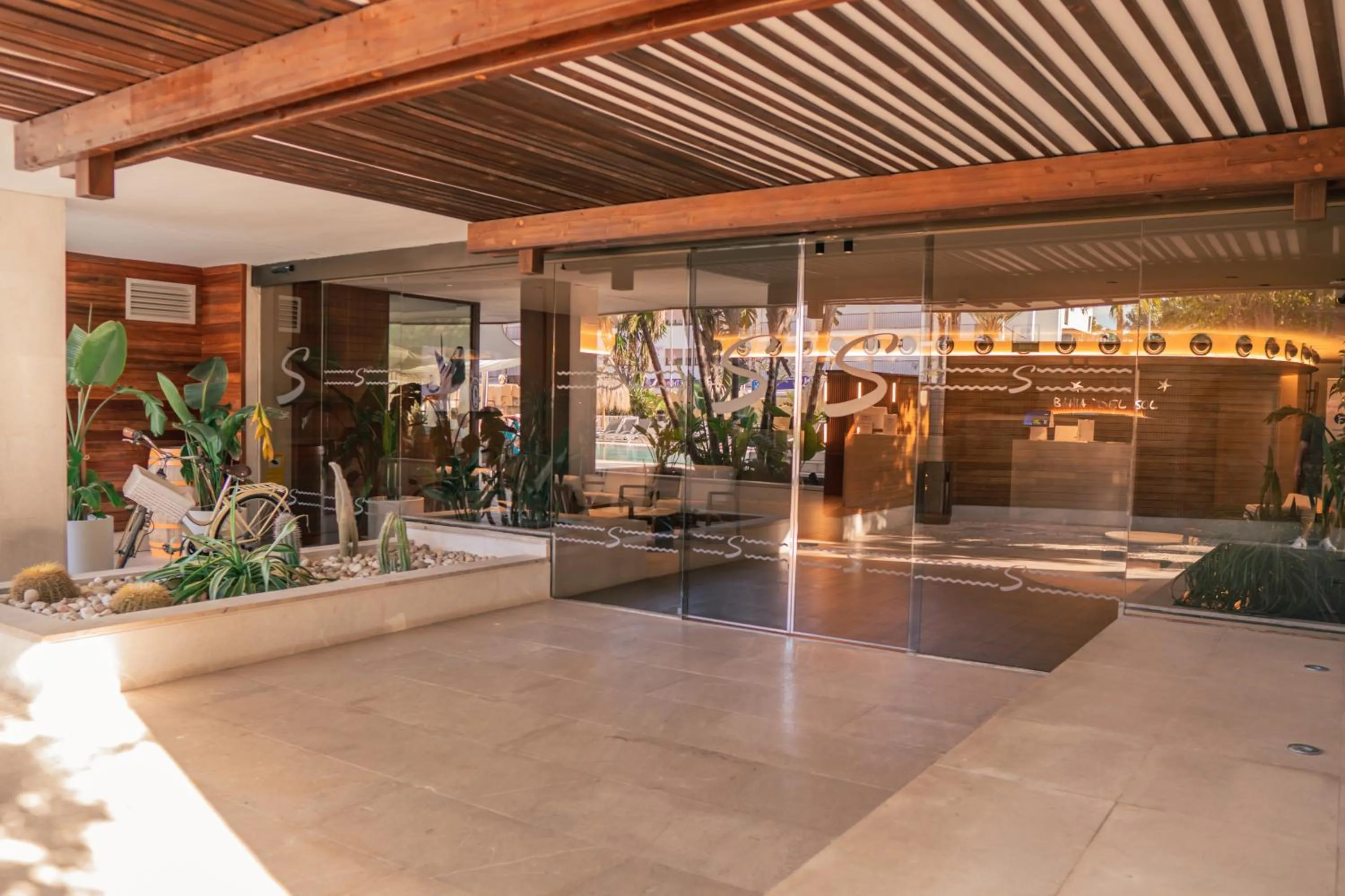 Facade/entrance in Hotel Bahia del Sol