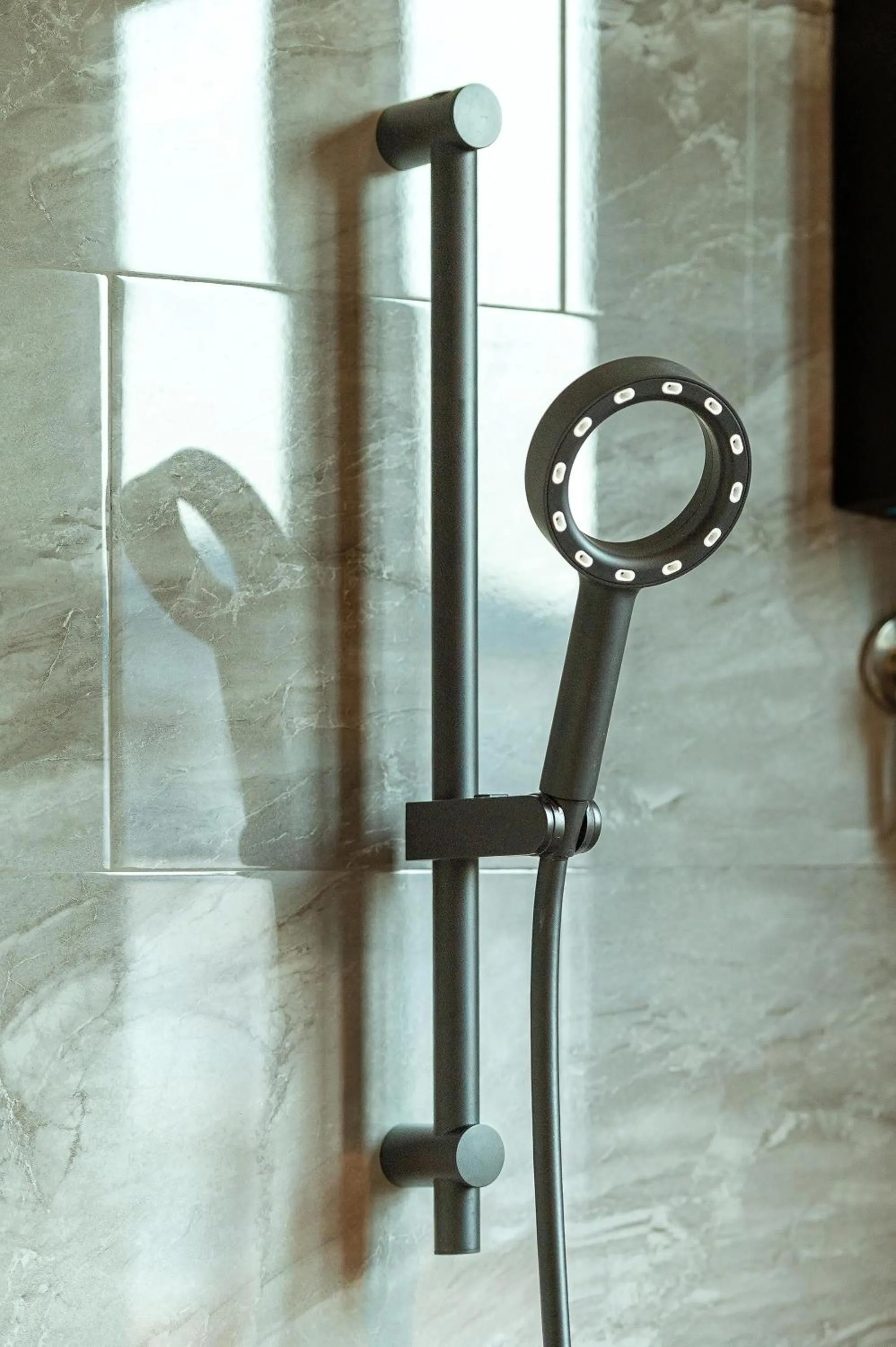 Shower in Phra Nakhon Poshtel