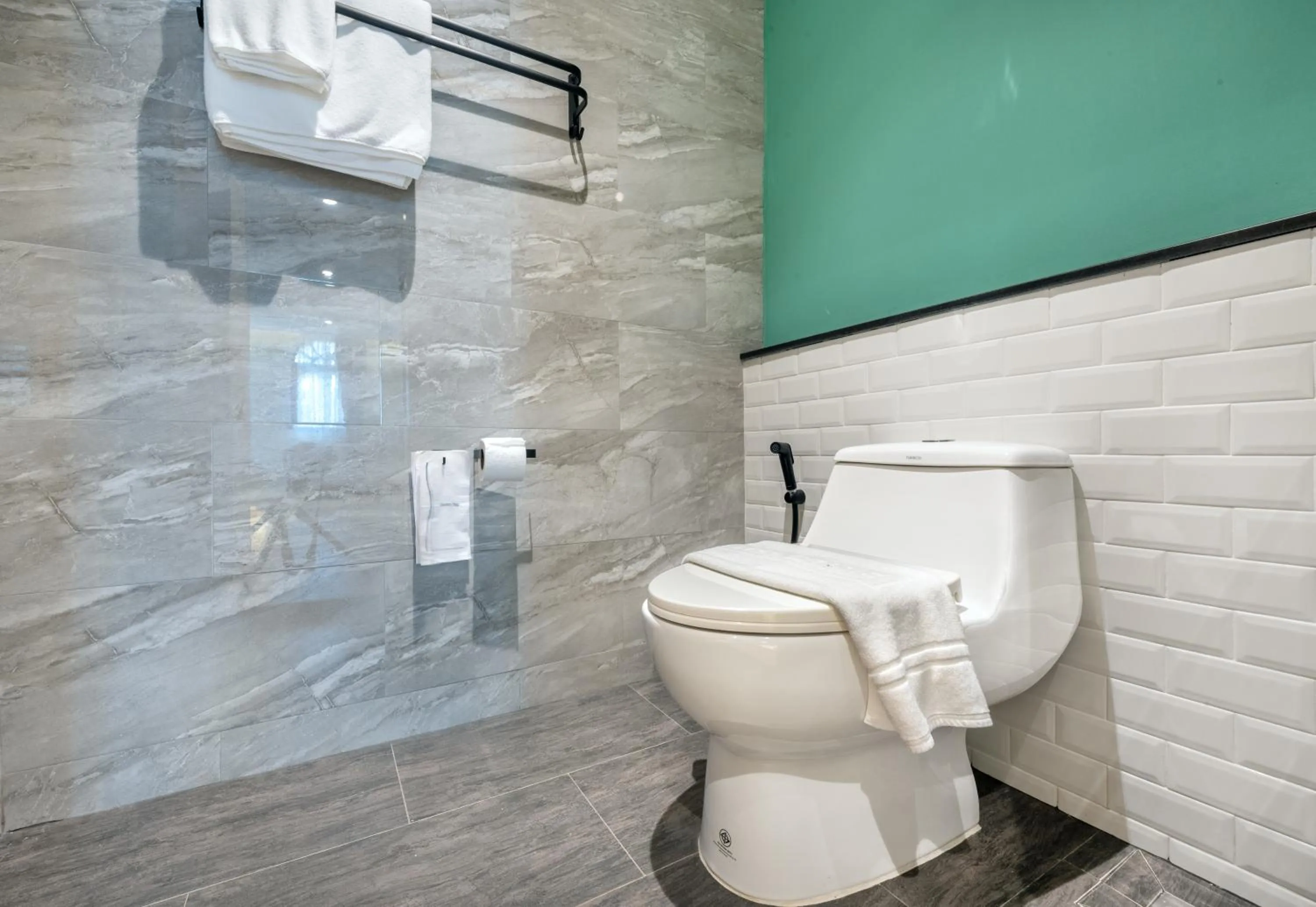 Toilet in Phra Nakhon Poshtel