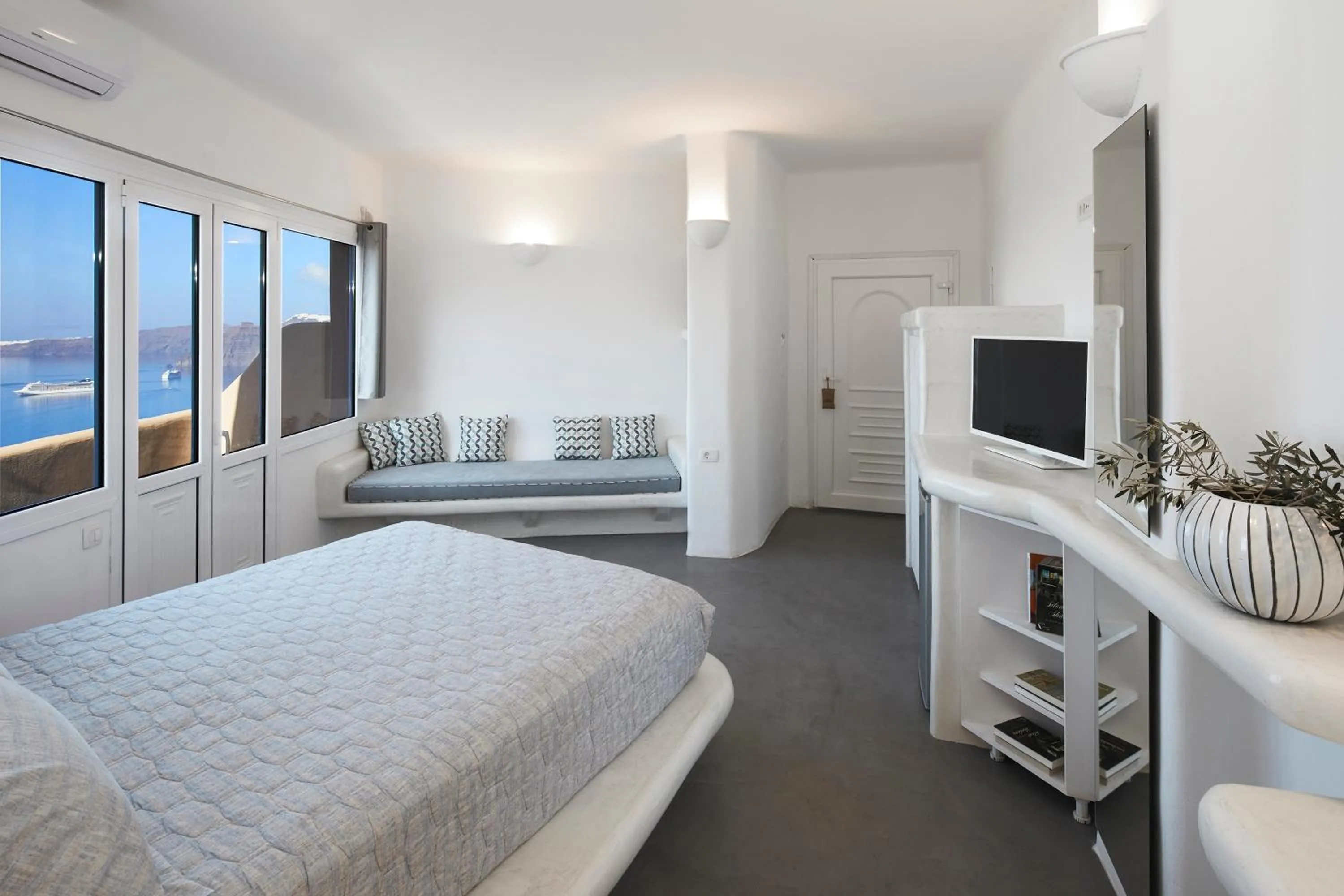 Photo of the whole room, Bed in Suites of the Gods Cave Spa Hotel