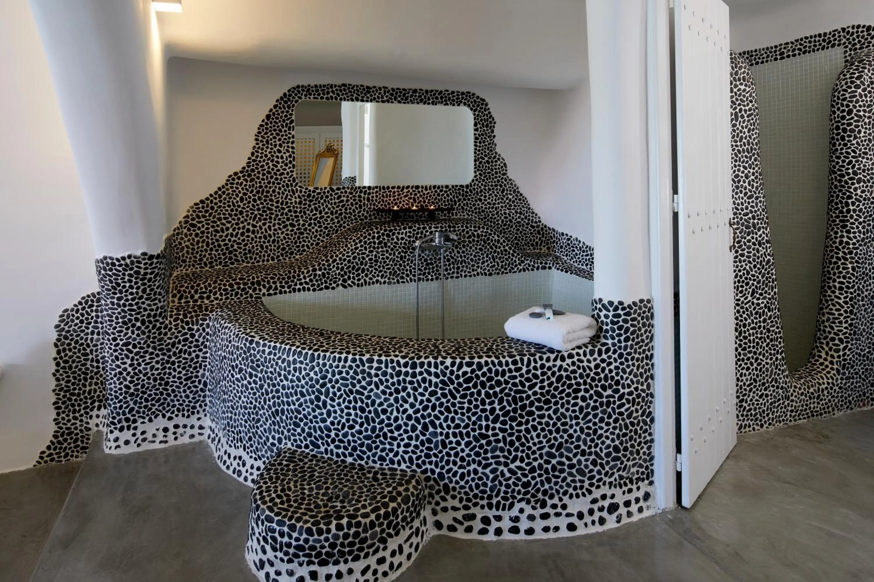 Bath in Suites of the Gods Cave Spa Hotel