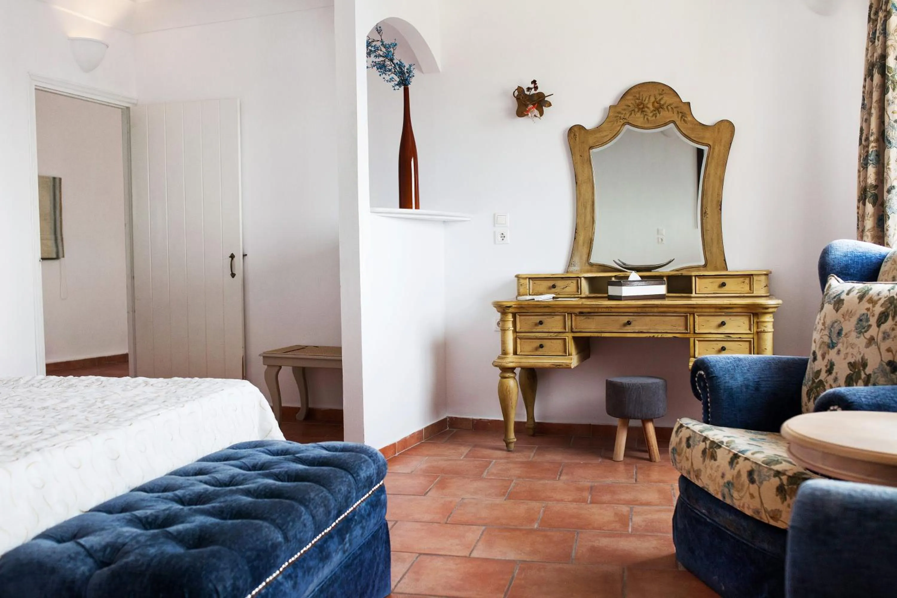 Seating area, Bed in Suites of the Gods Cave Spa Hotel