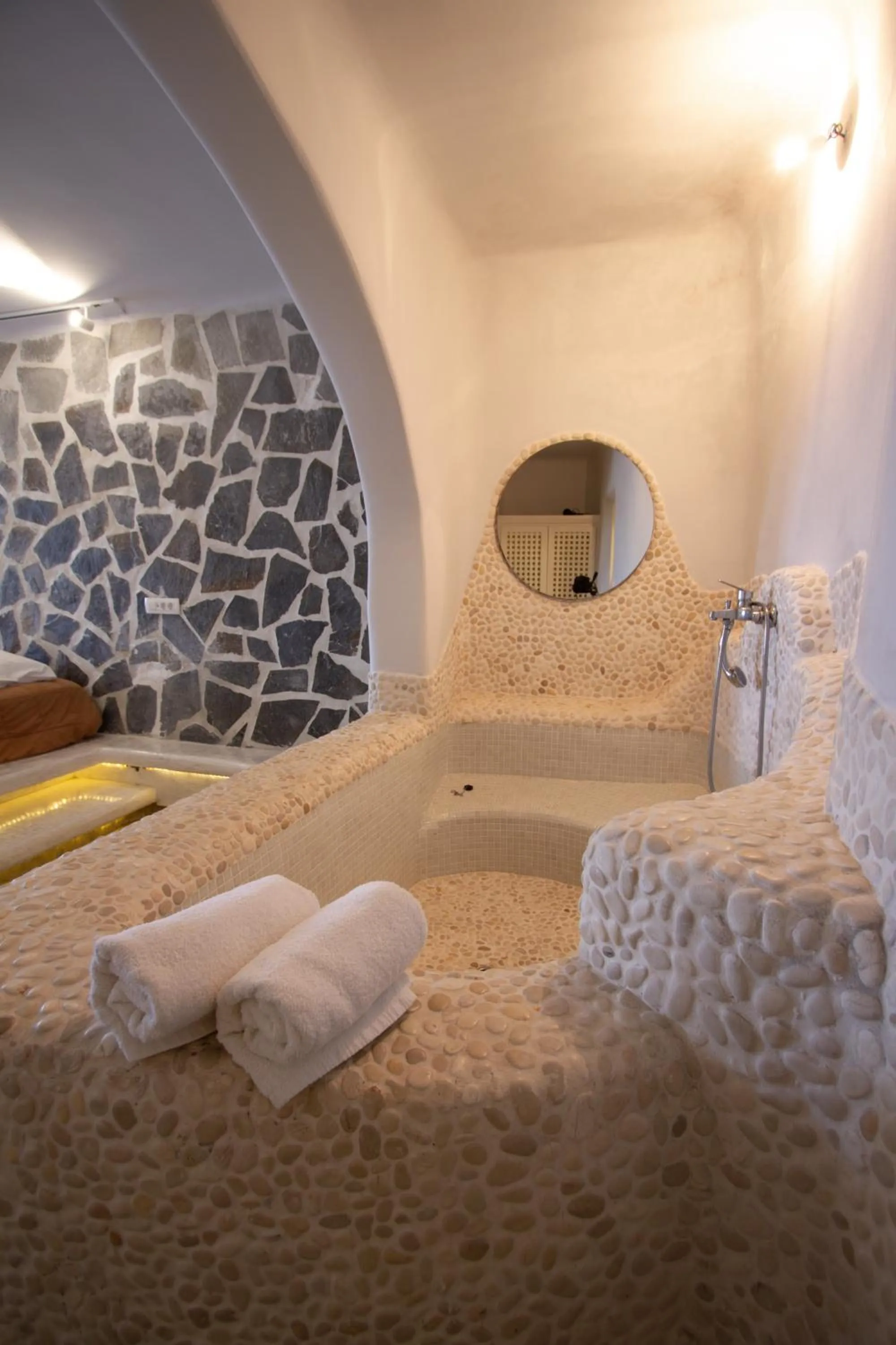 Bath in Suites of the Gods Cave Spa Hotel