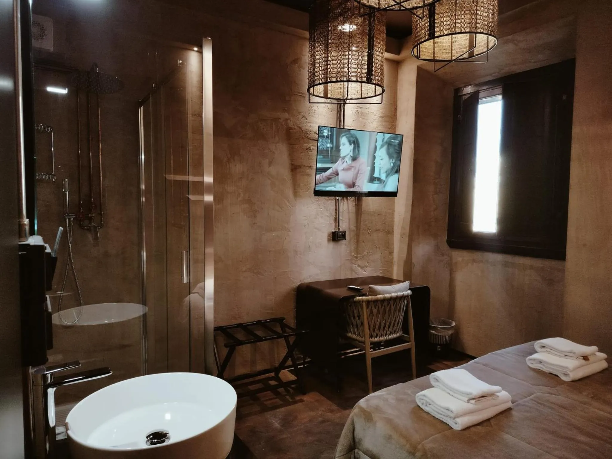 Shower, Bed in Hotel & Hostel 7