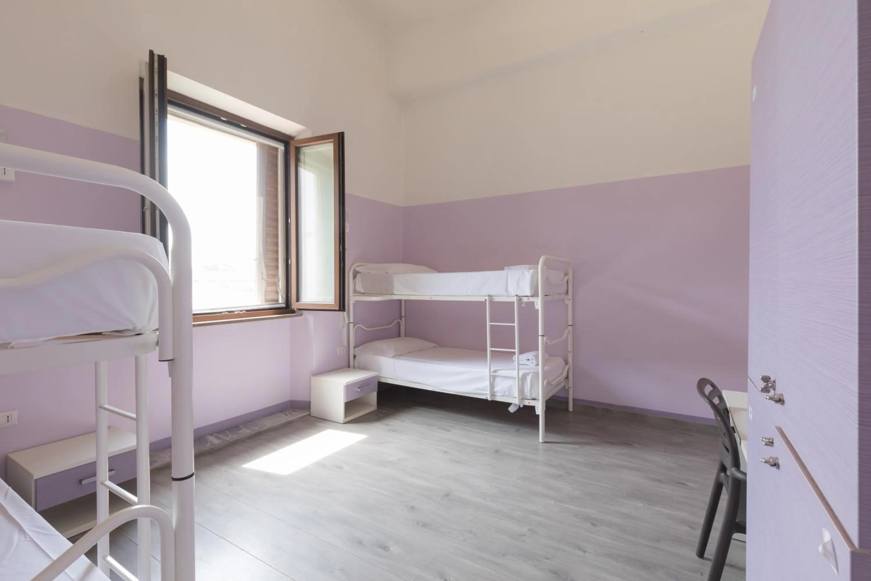 Bedroom, Bed in Hotel & Hostel 7