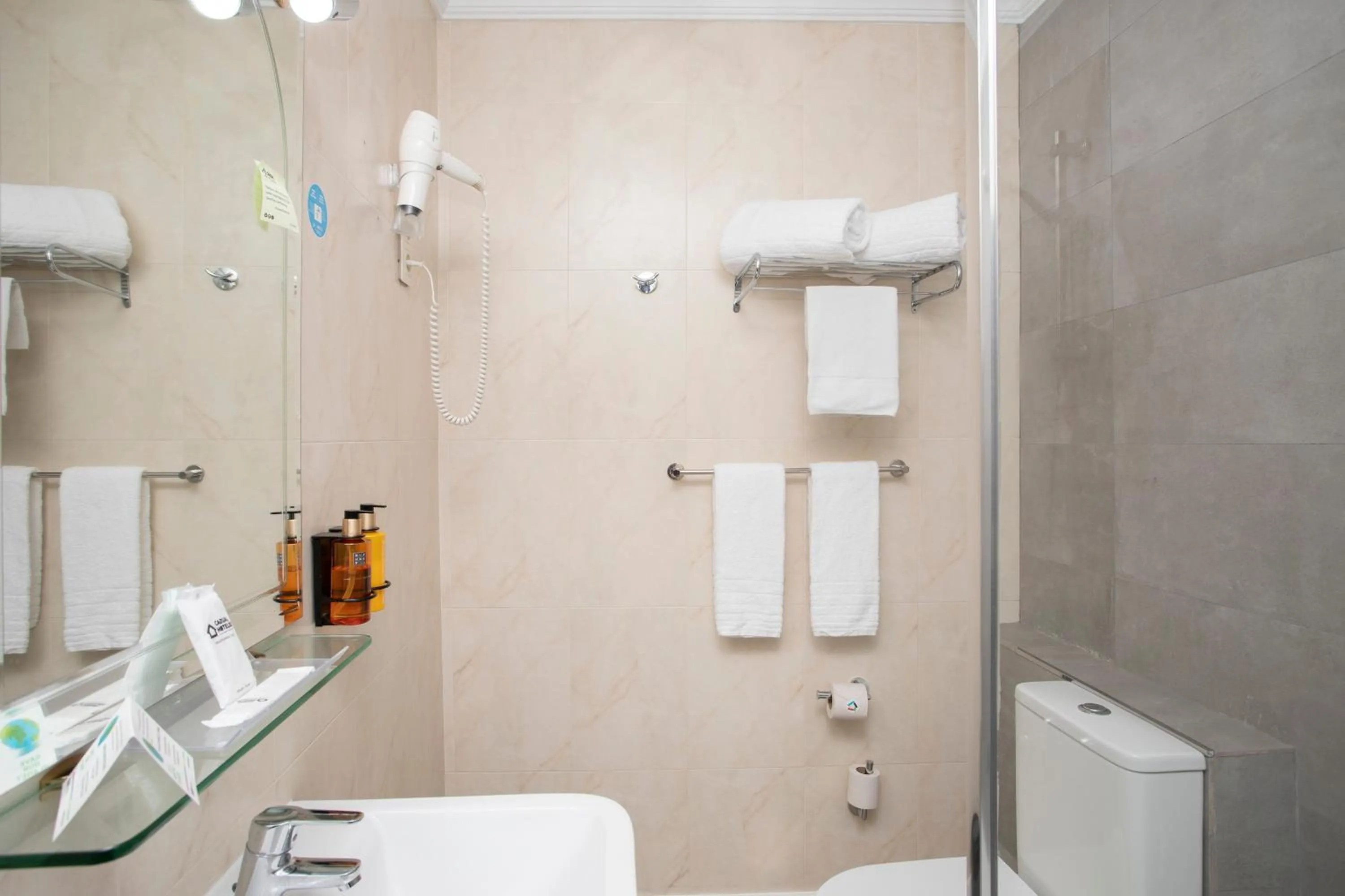 Shower in Casual del Teatro Madrid