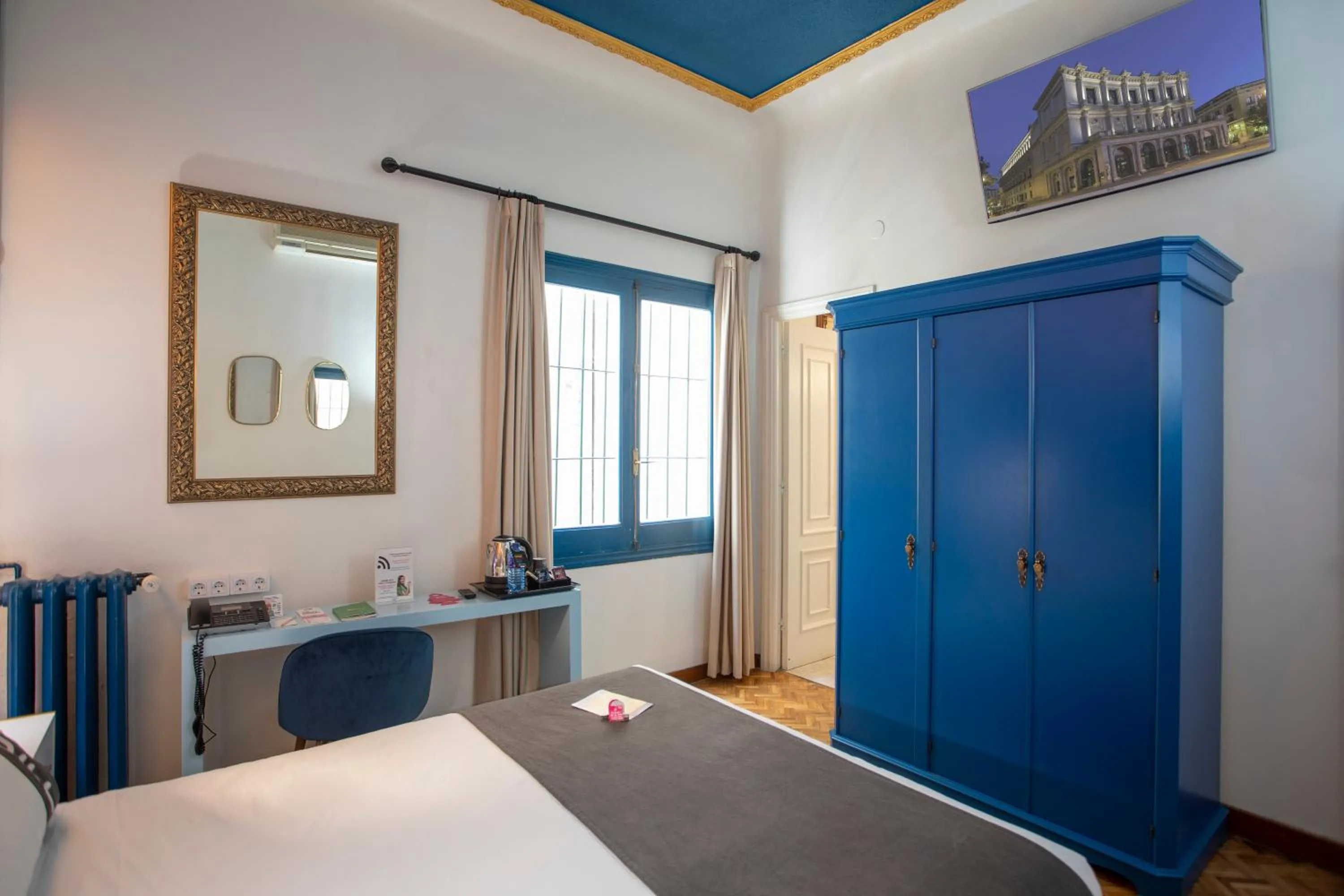 Photo of the whole room, Bed in Casual del Teatro Madrid