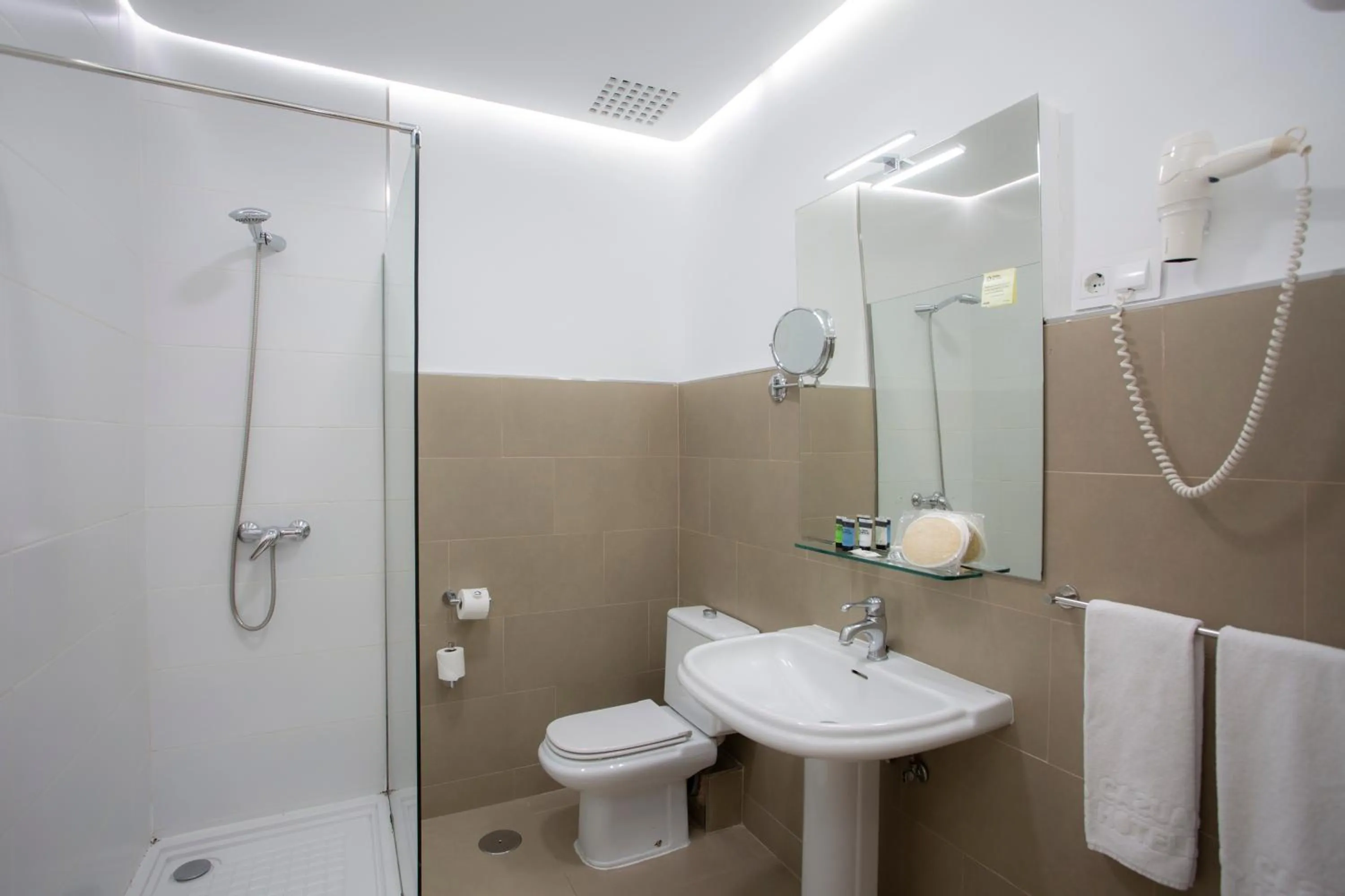 Bathroom in Casual del Teatro Madrid