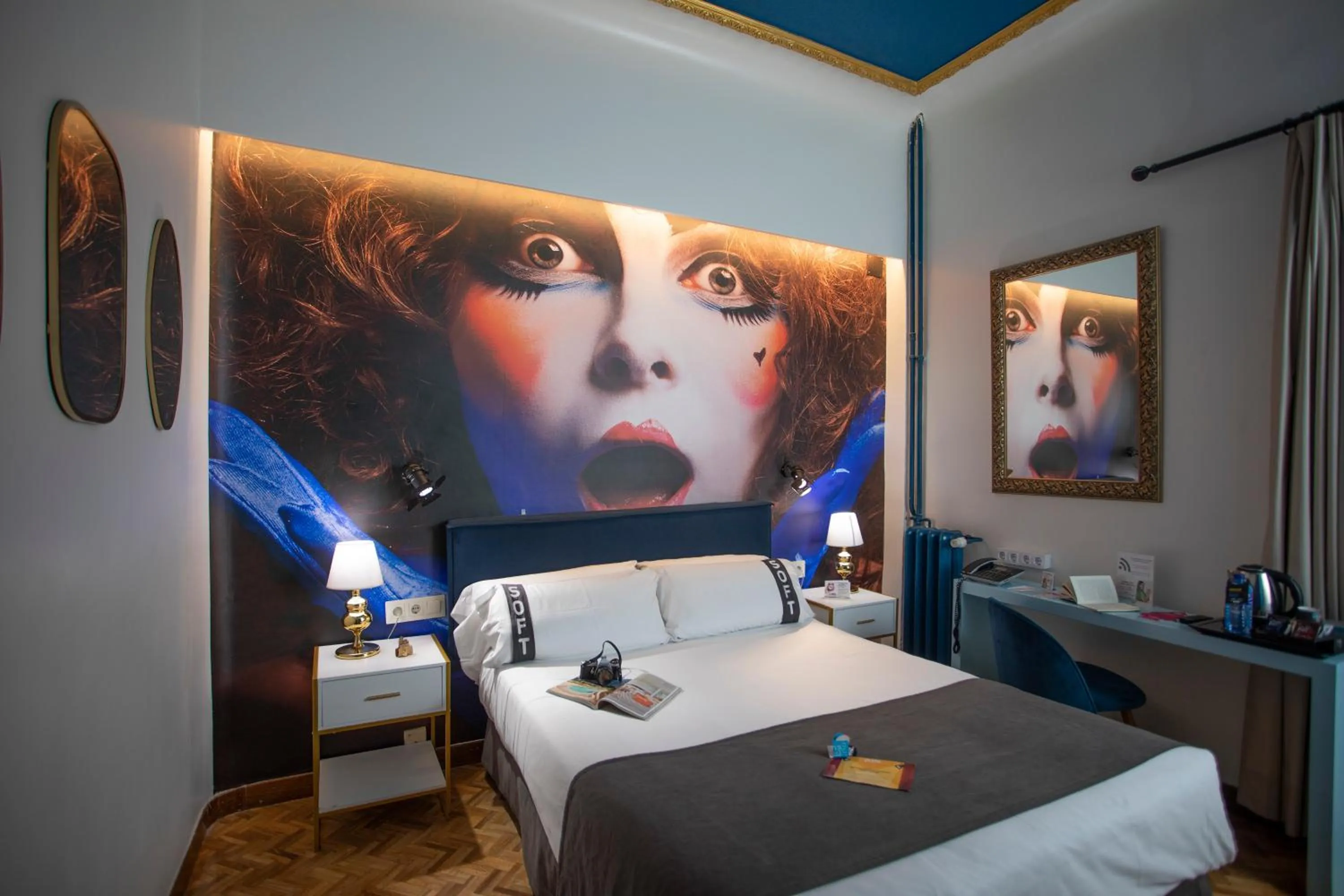 Photo of the whole room, Bed in Casual del Teatro Madrid