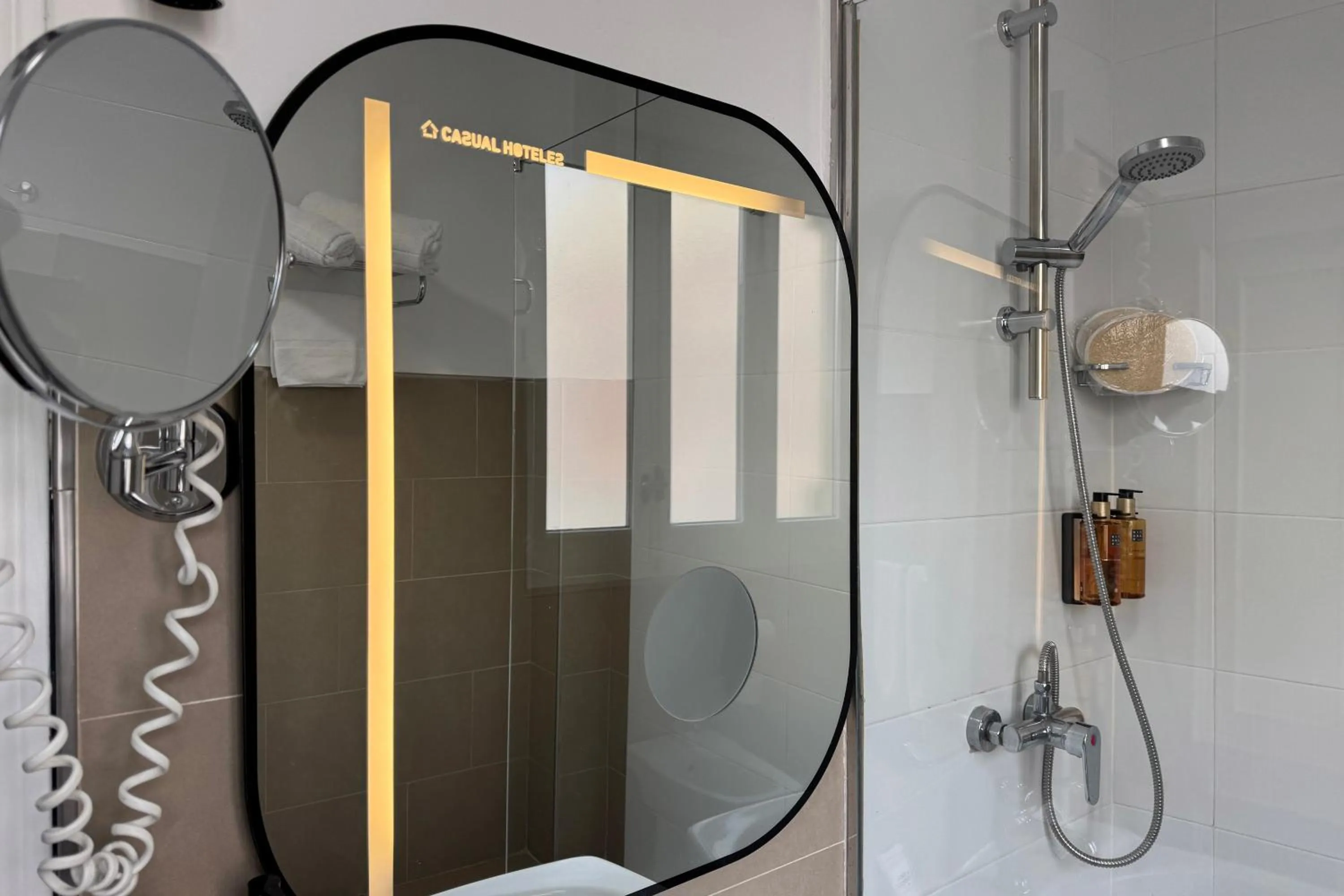 Shower in Casual del Teatro Madrid