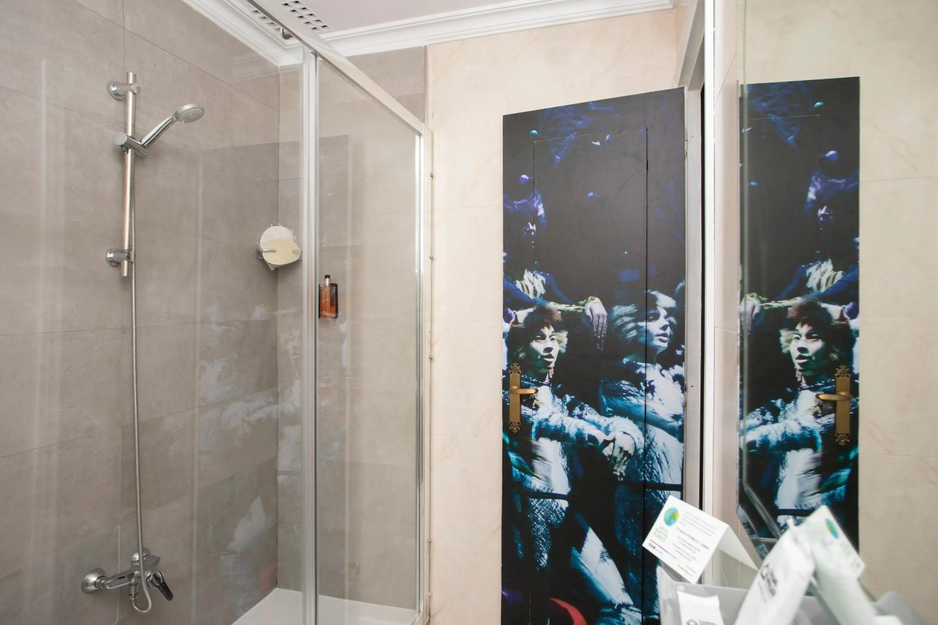 Shower in Casual del Teatro Madrid