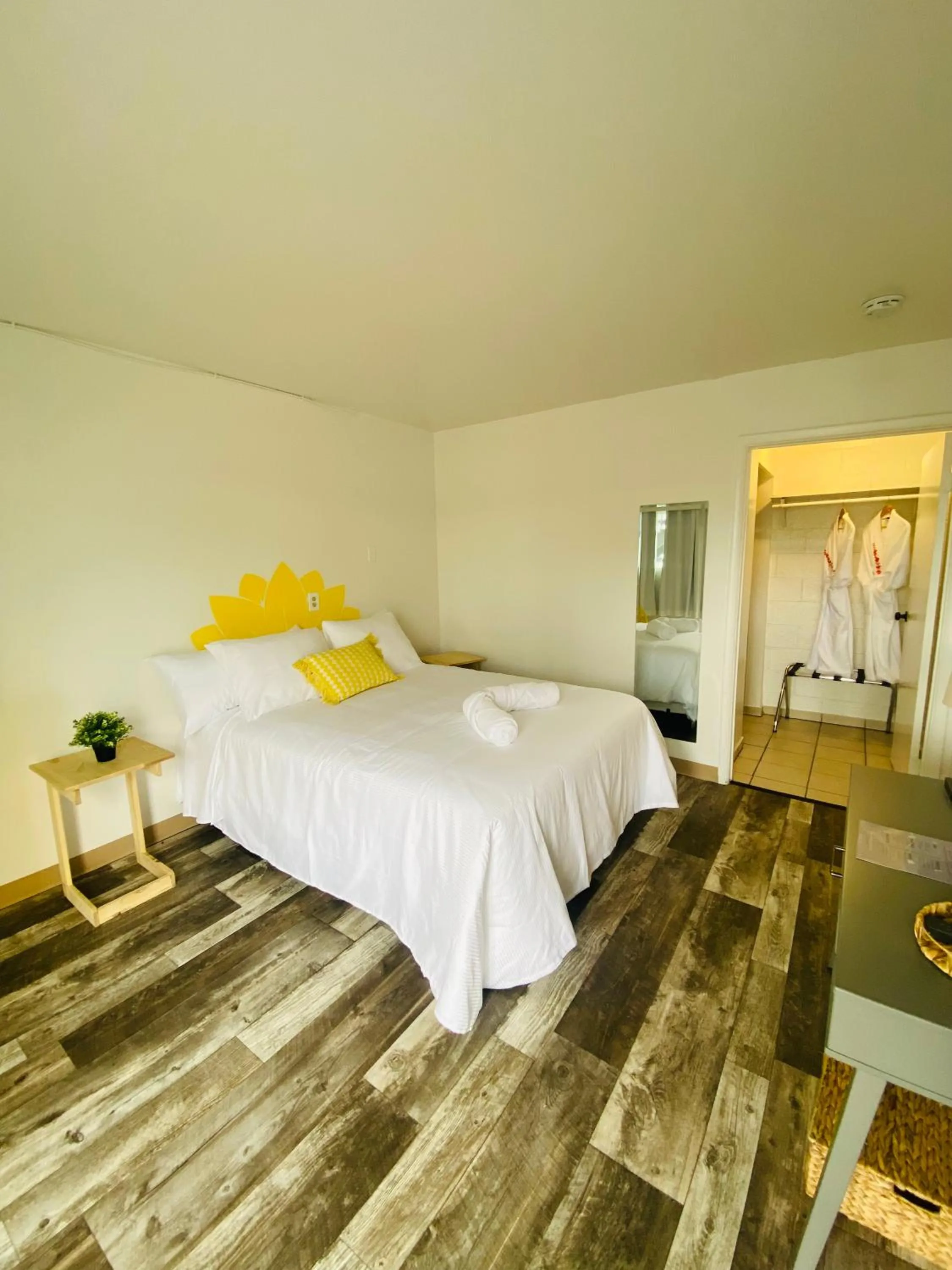 Bedroom, Bed in Nirvana Hotel