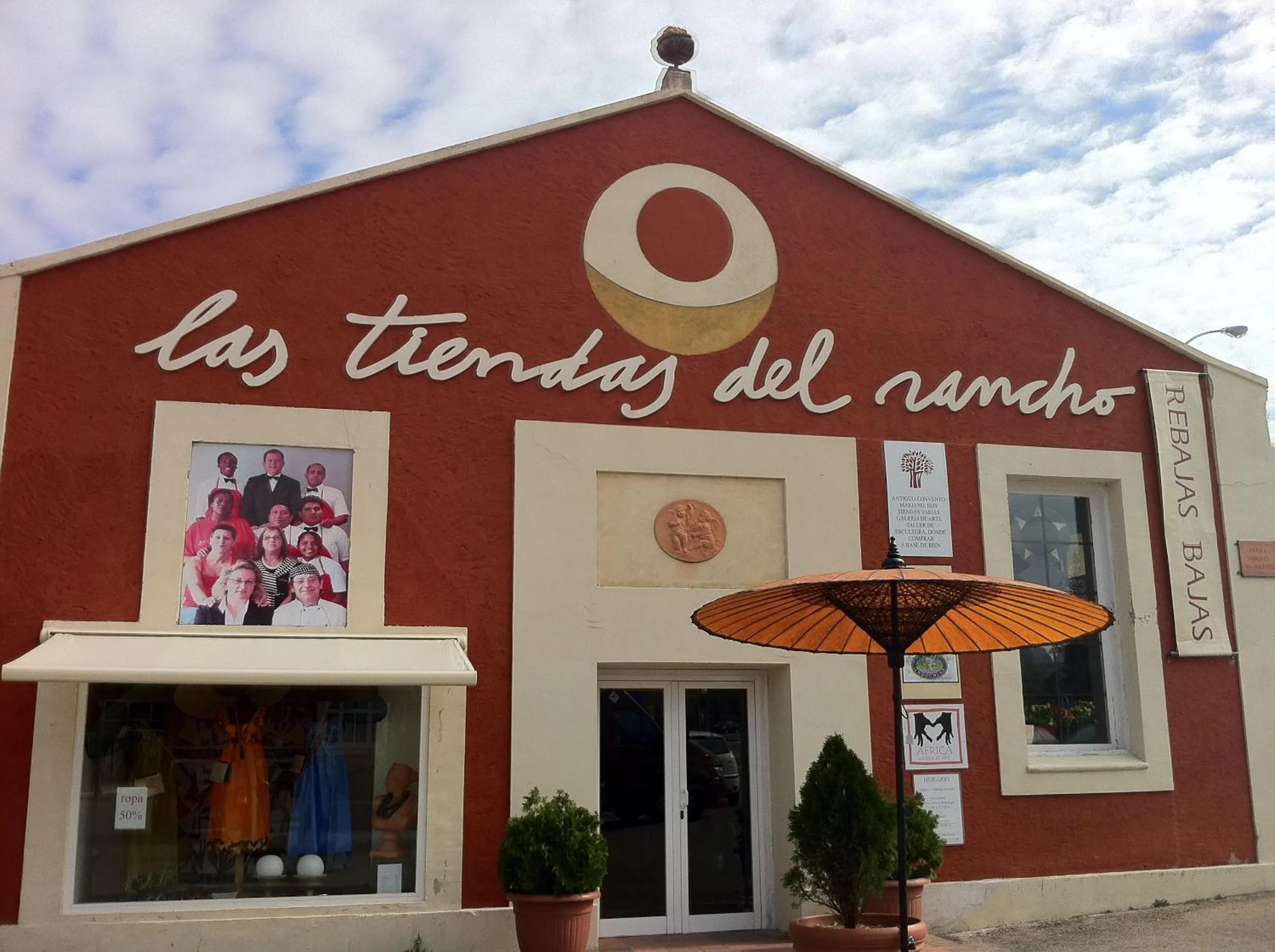 Facade/entrance in Hotel El Rancho
