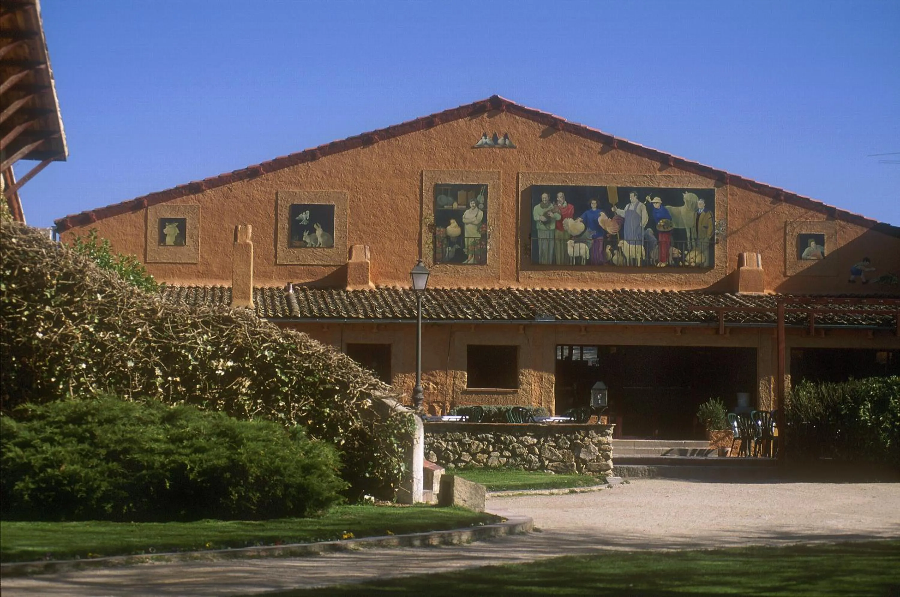 Facade/entrance in Hotel El Rancho