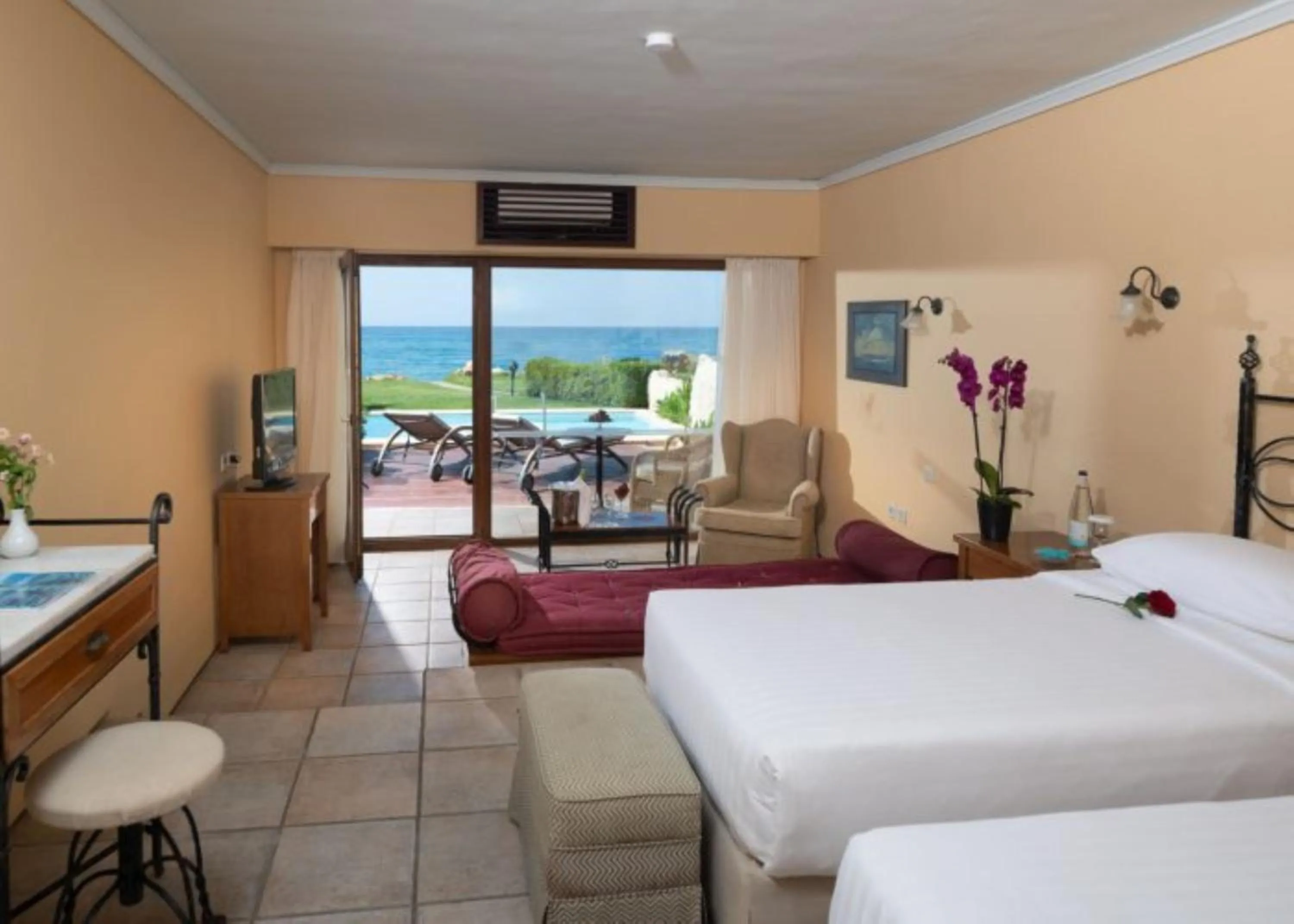 Bedroom, Bed in Aquila Rithymna Beach