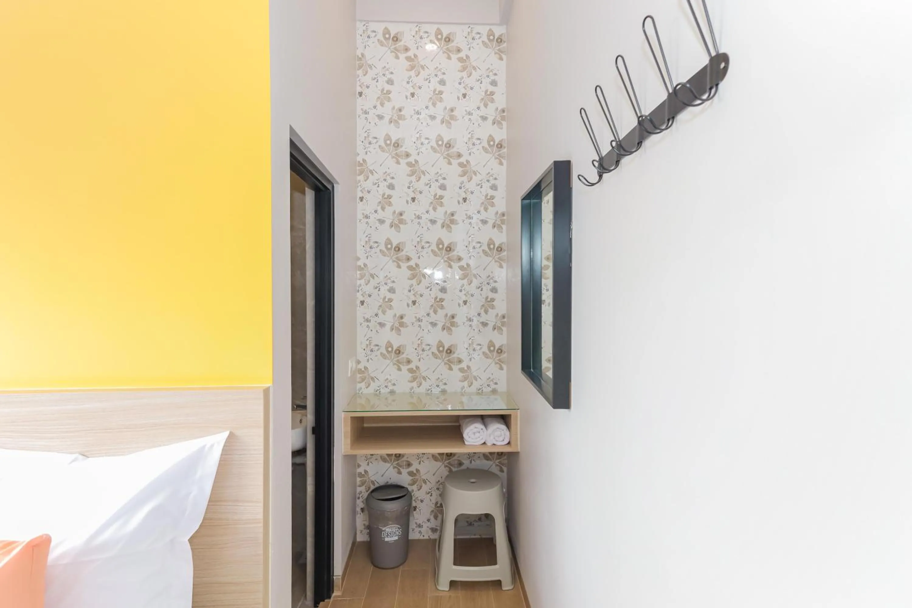 Bedroom, Bed in Sans Hotel Clover Ace Surabaya by RedDoorz