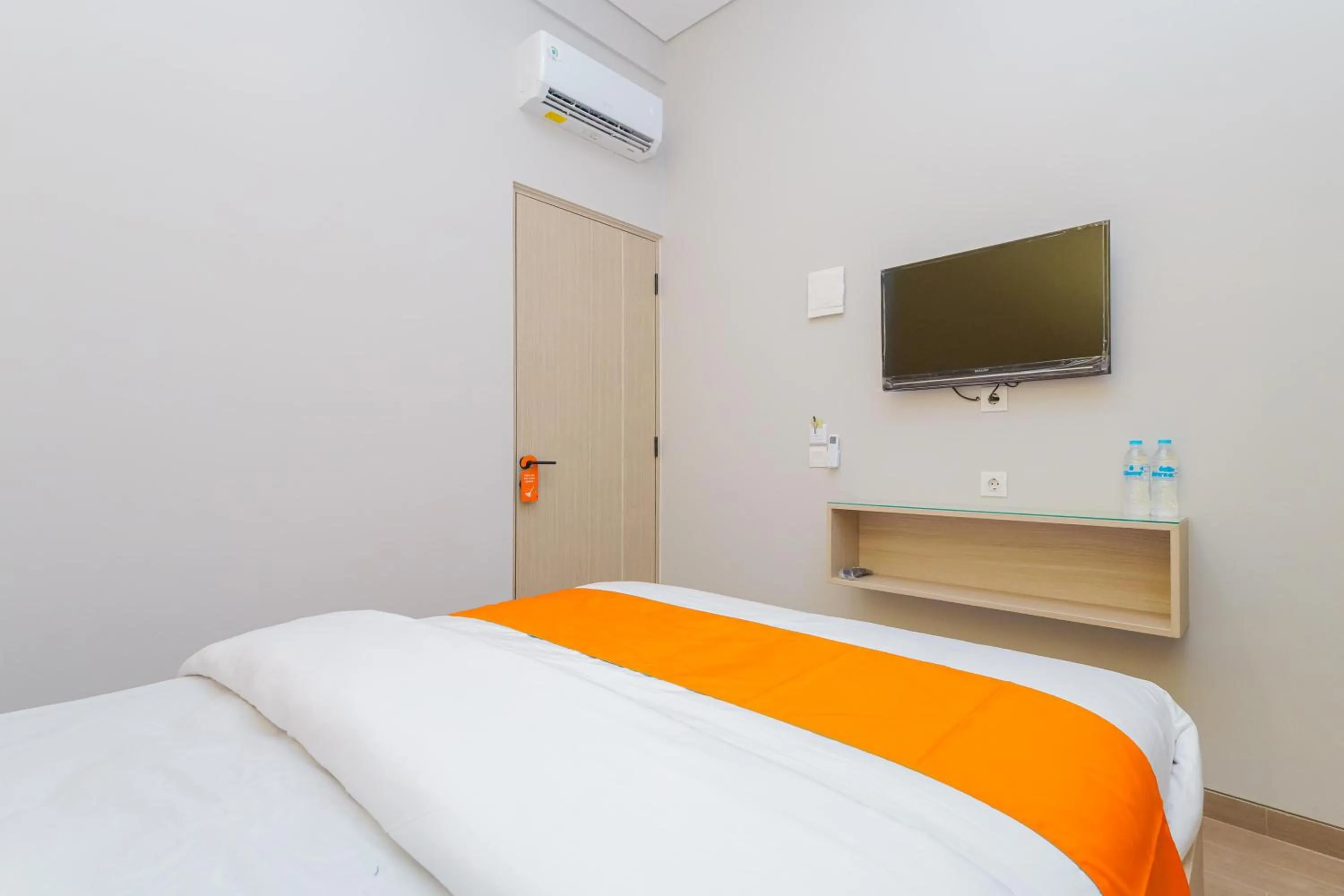 Bedroom, Bed in Sans Hotel Clover Ace Surabaya by RedDoorz