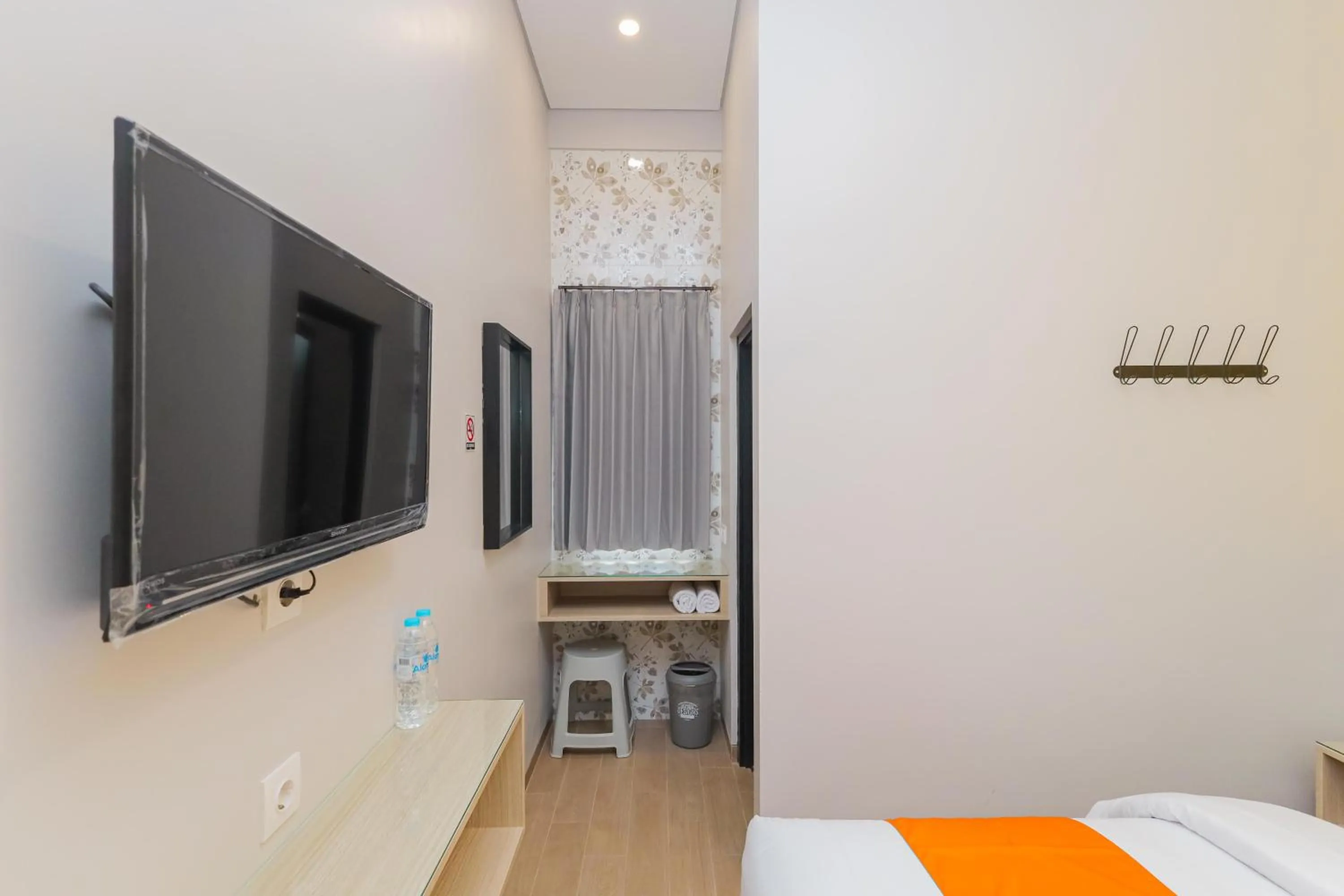 Bedroom, Bed in Sans Hotel Clover Ace Surabaya by RedDoorz