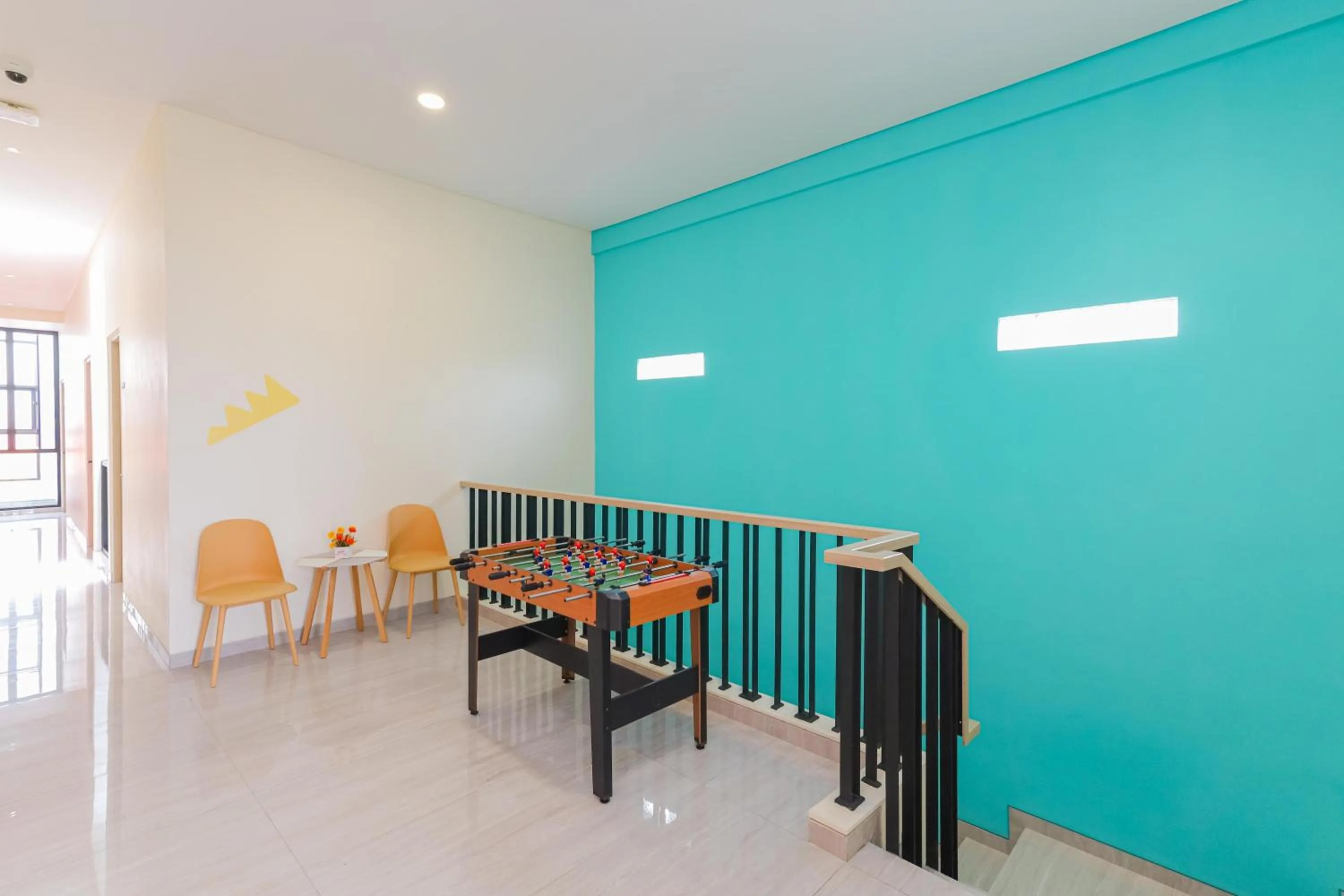 Seating area in Sans Hotel Clover Ace Surabaya by RedDoorz