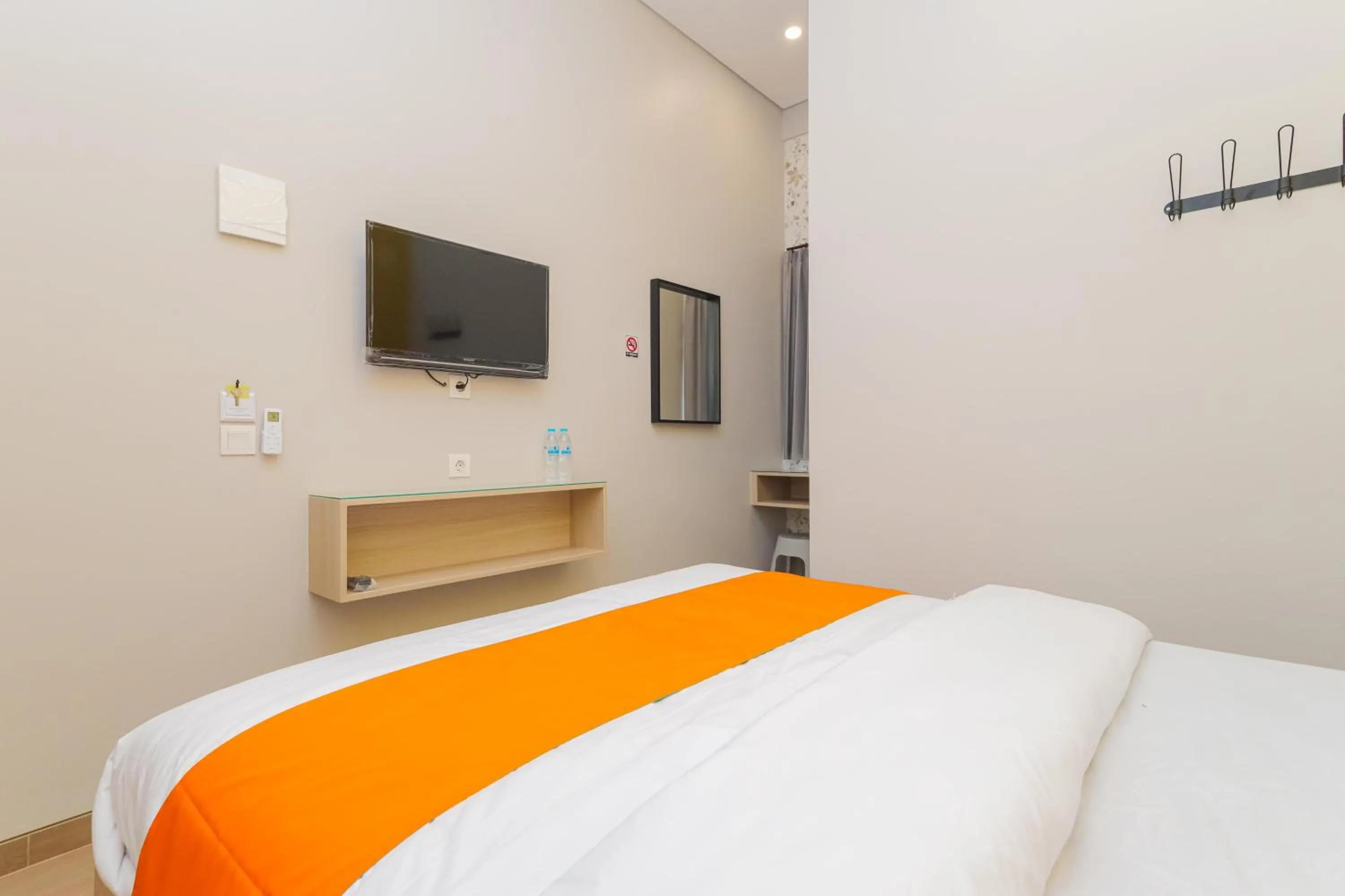 Bedroom, Bed in Sans Hotel Clover Ace Surabaya by RedDoorz