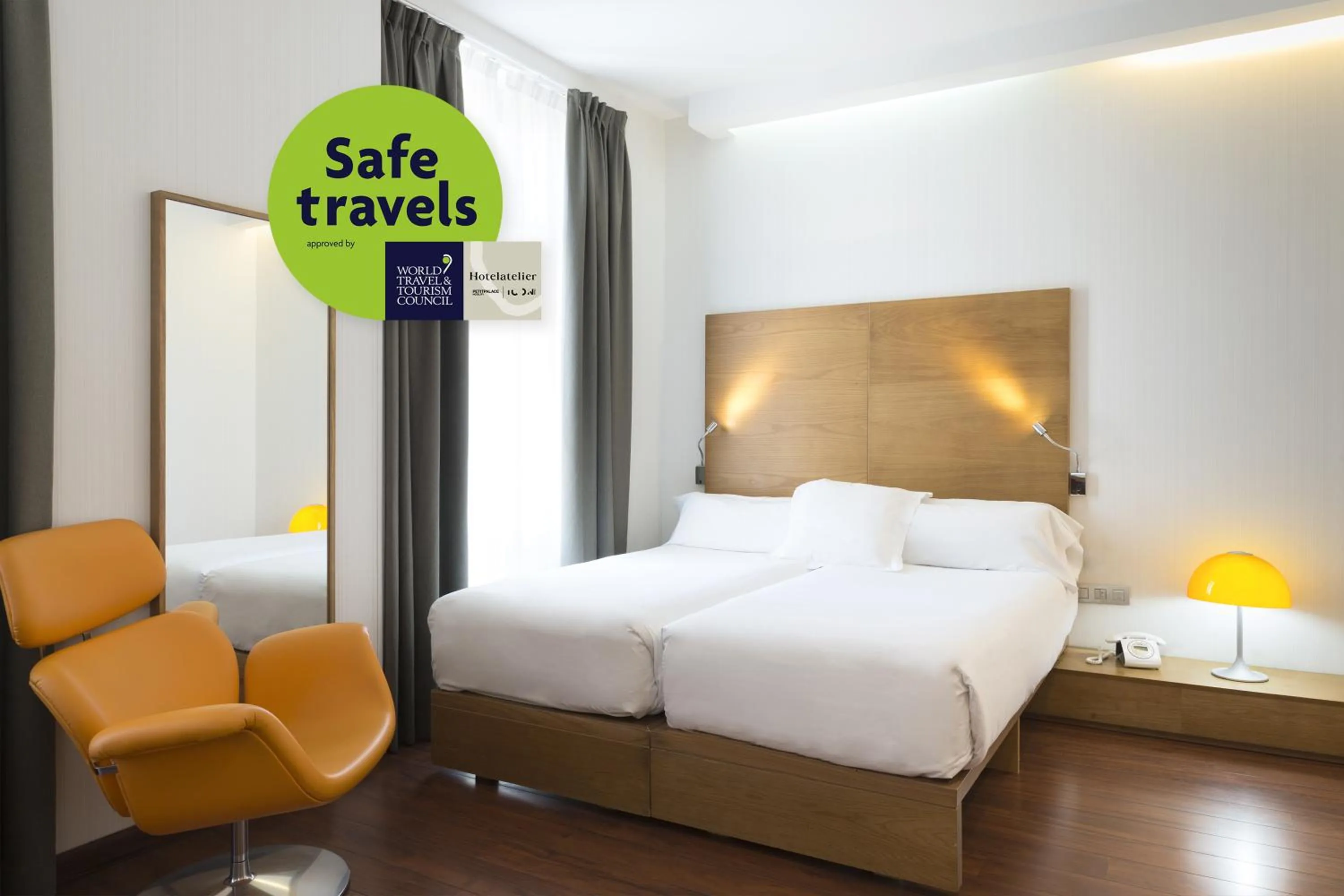 Photo of the whole room, Bed in Petit Palace Plaza Málaga