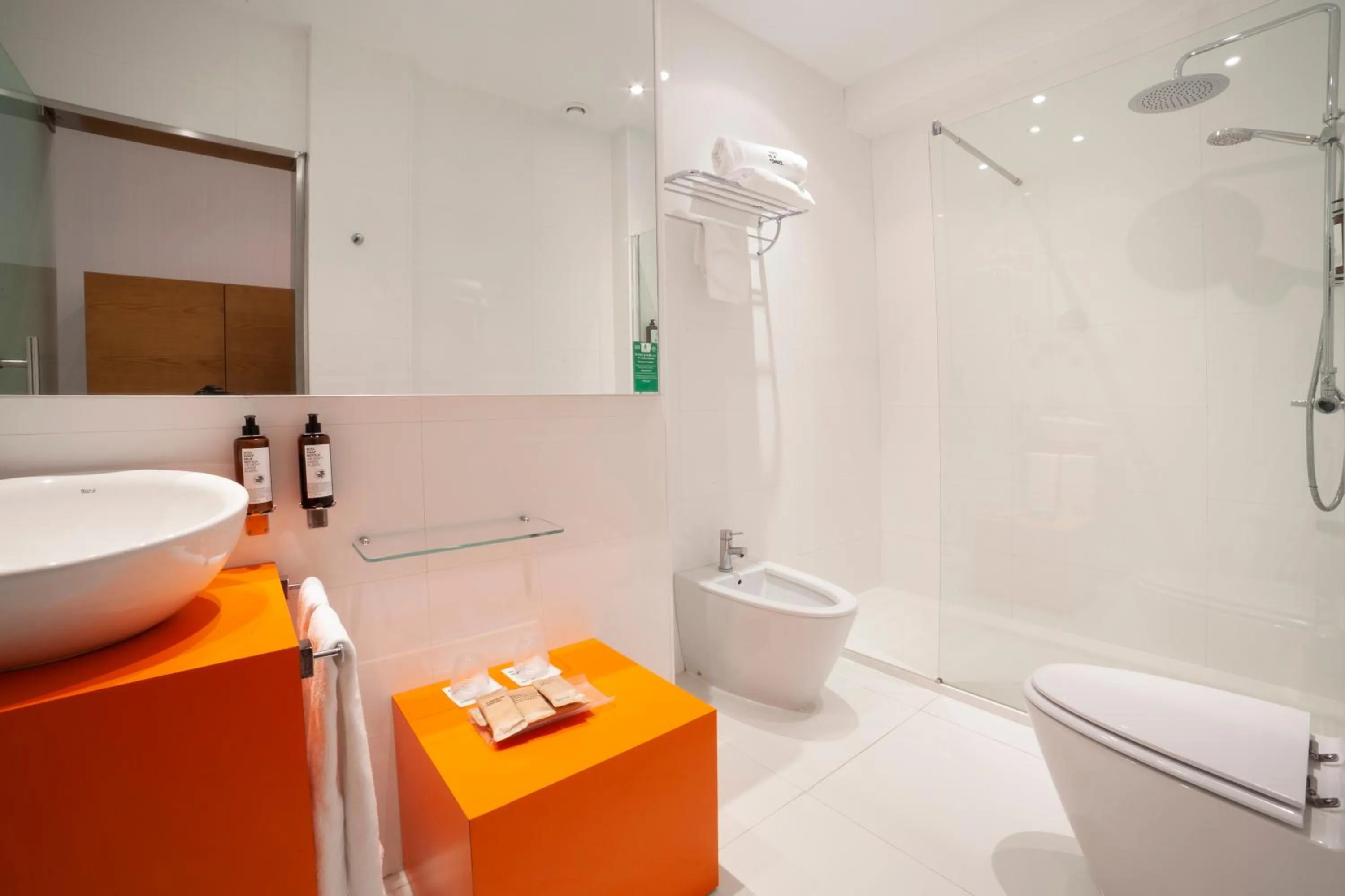 Shower in Petit Palace Plaza Málaga