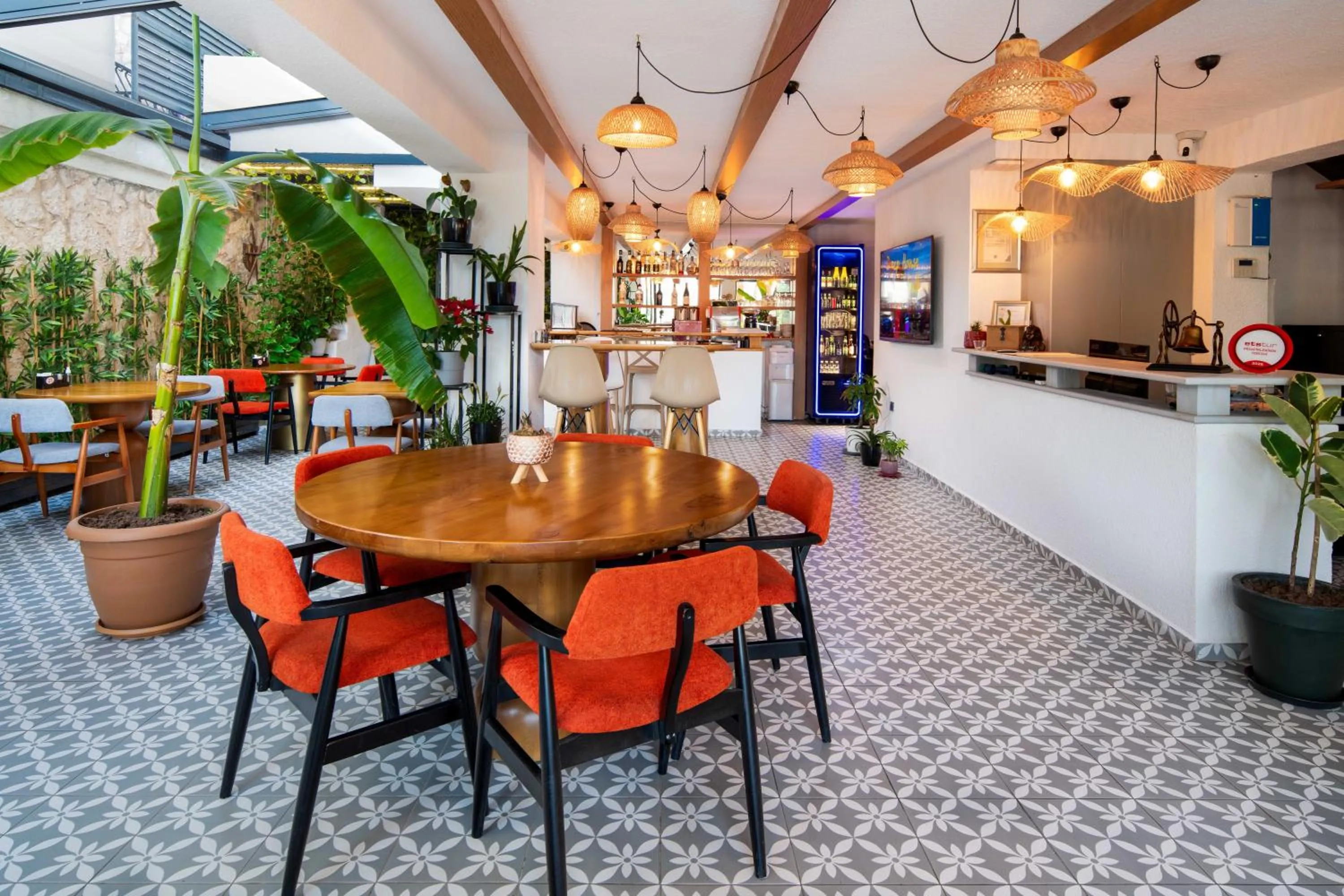 Restaurant/places to eat in Lupia Suites