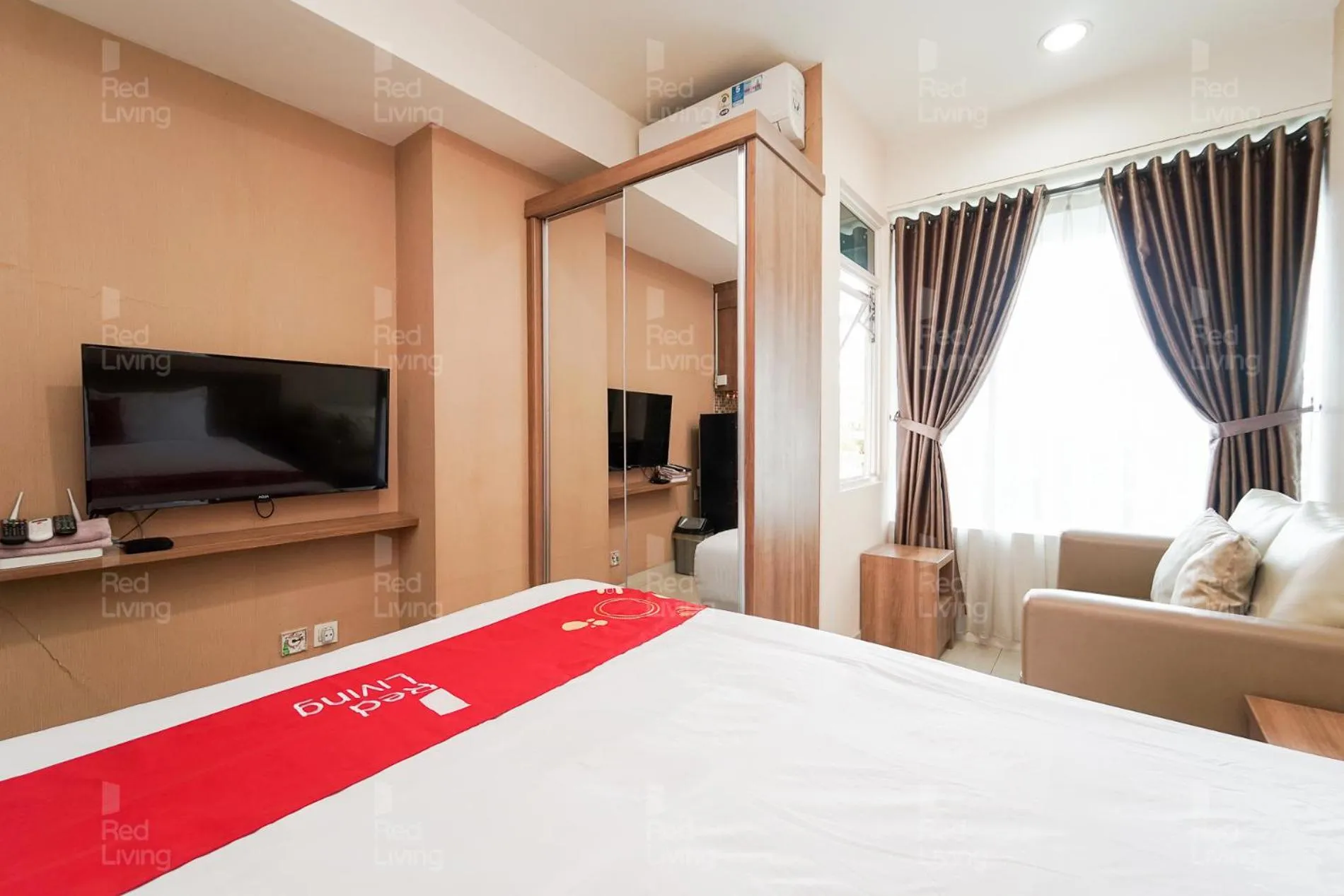 Bedroom, Bed in RedLiving Apartemen Grand Kamala Lagoon - Aoklah Property Tower Barclay North