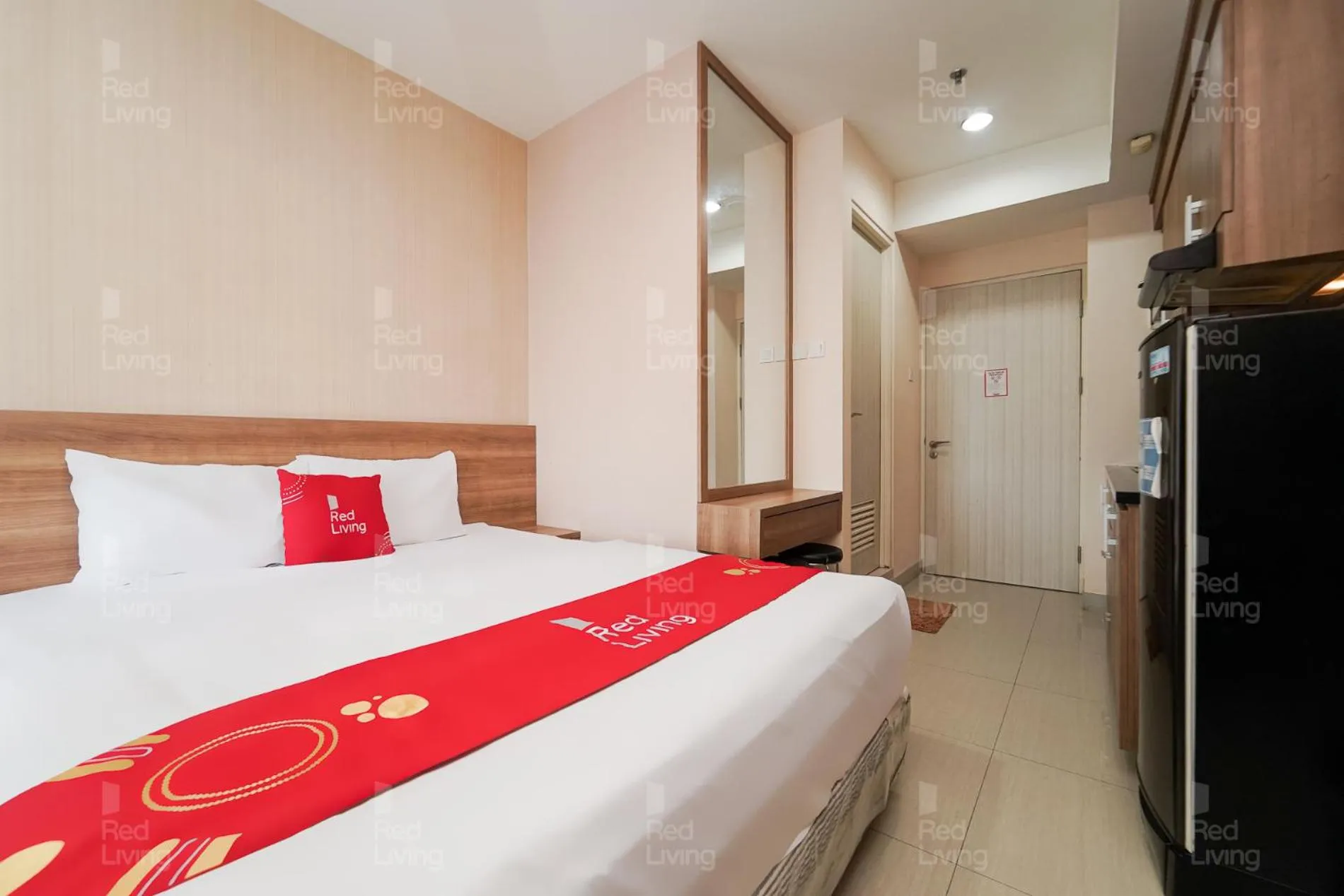 Bedroom, Bed in RedLiving Apartemen Grand Kamala Lagoon - Aoklah Property Tower Barclay North