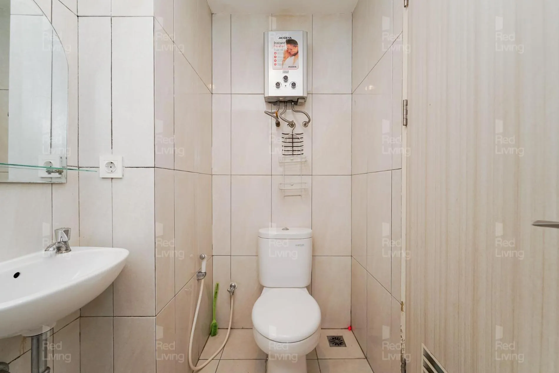 Bathroom in RedLiving Apartemen Grand Kamala Lagoon - Aoklah Property Tower Barclay North