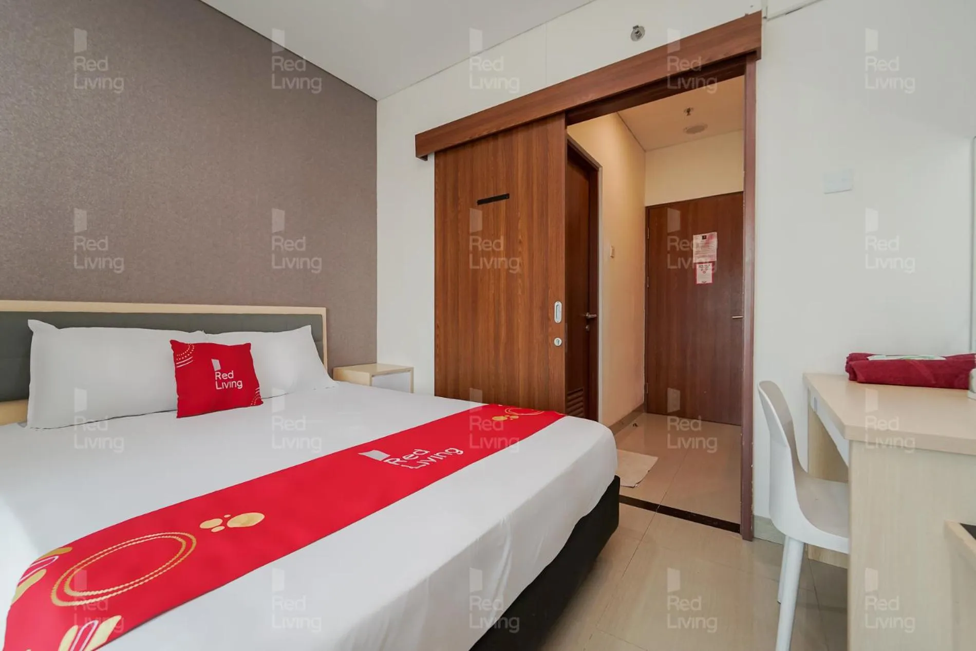 Bedroom, Bed in RedLiving Apartemen Grand Kamala Lagoon - Aoklah Property Tower Barclay North
