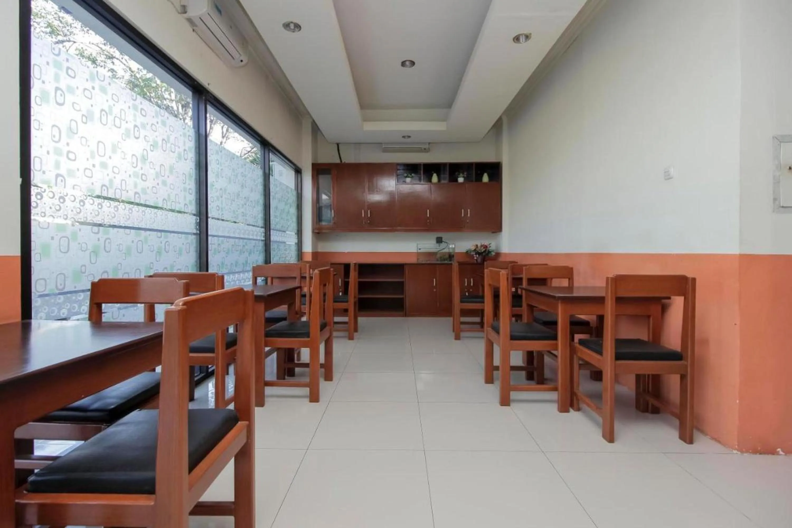 Seating area in RedDoorz Near Jalan Jendral Sudirman