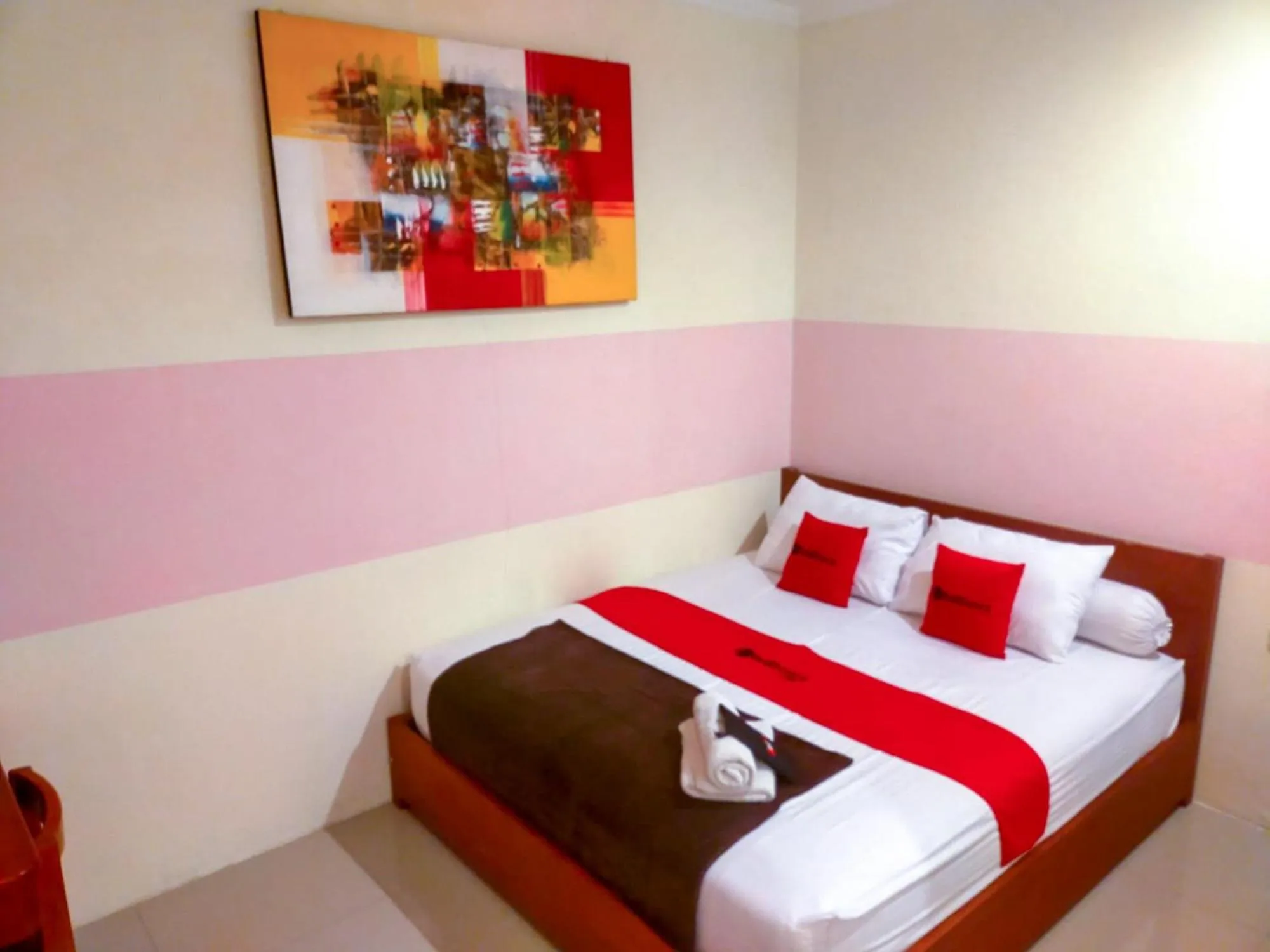 Bed in RedDoorz Near Jalan Jendral Sudirman