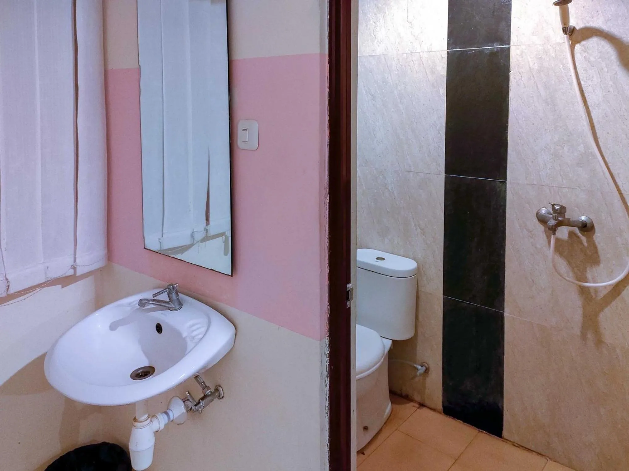 Shower in RedDoorz Near Jalan Jendral Sudirman