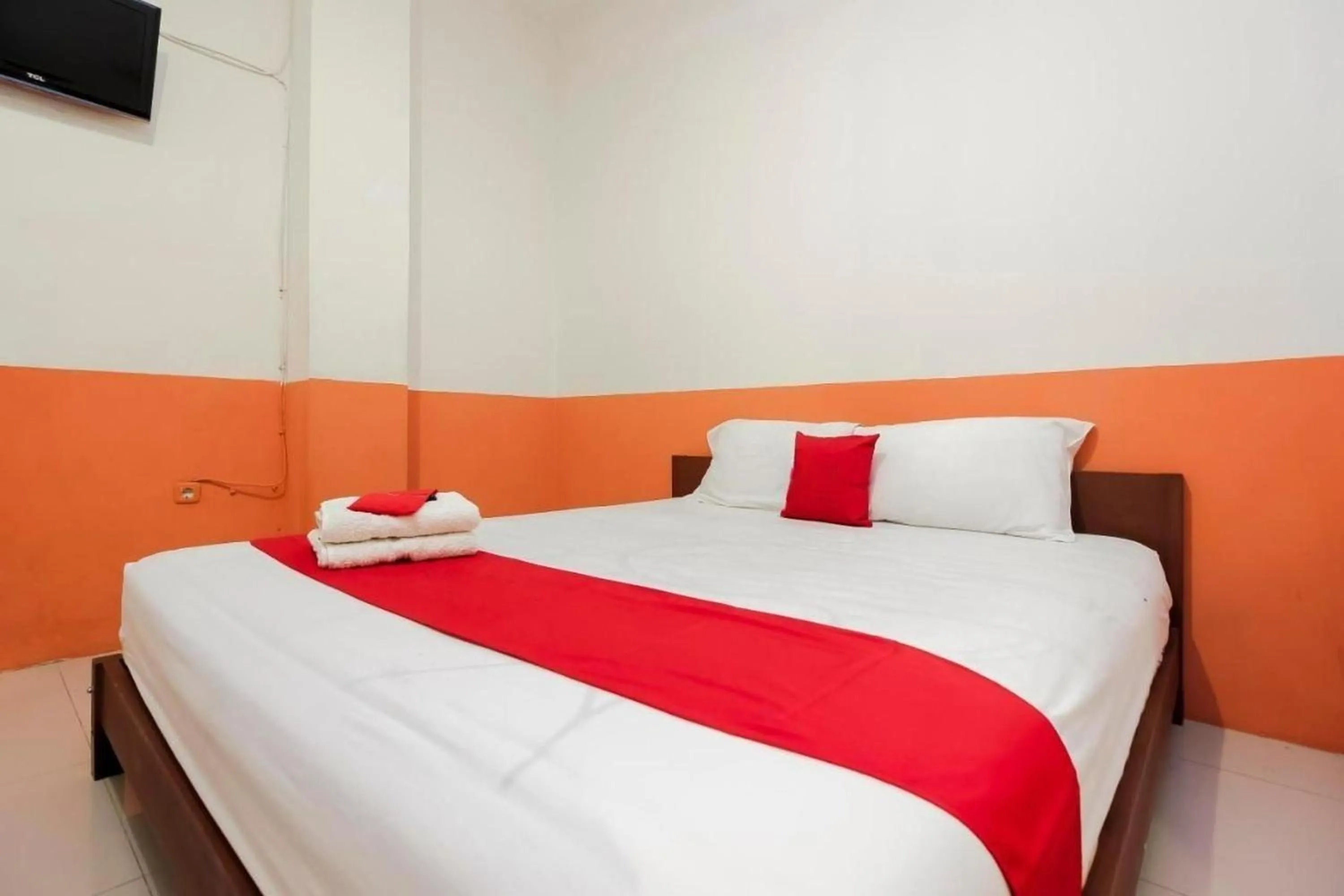 Bed in RedDoorz Near Jalan Jendral Sudirman