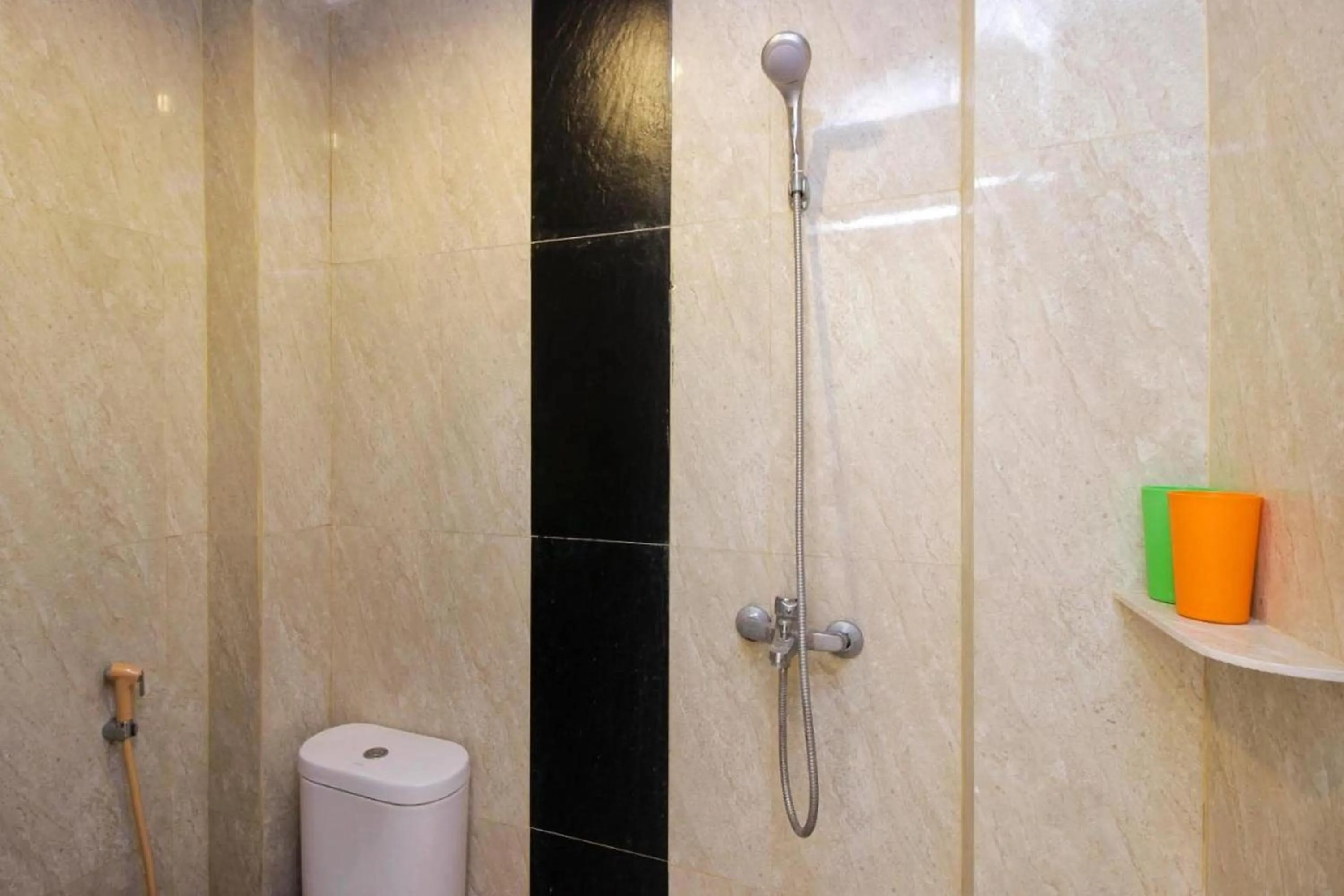 Shower in RedDoorz Near Jalan Jendral Sudirman